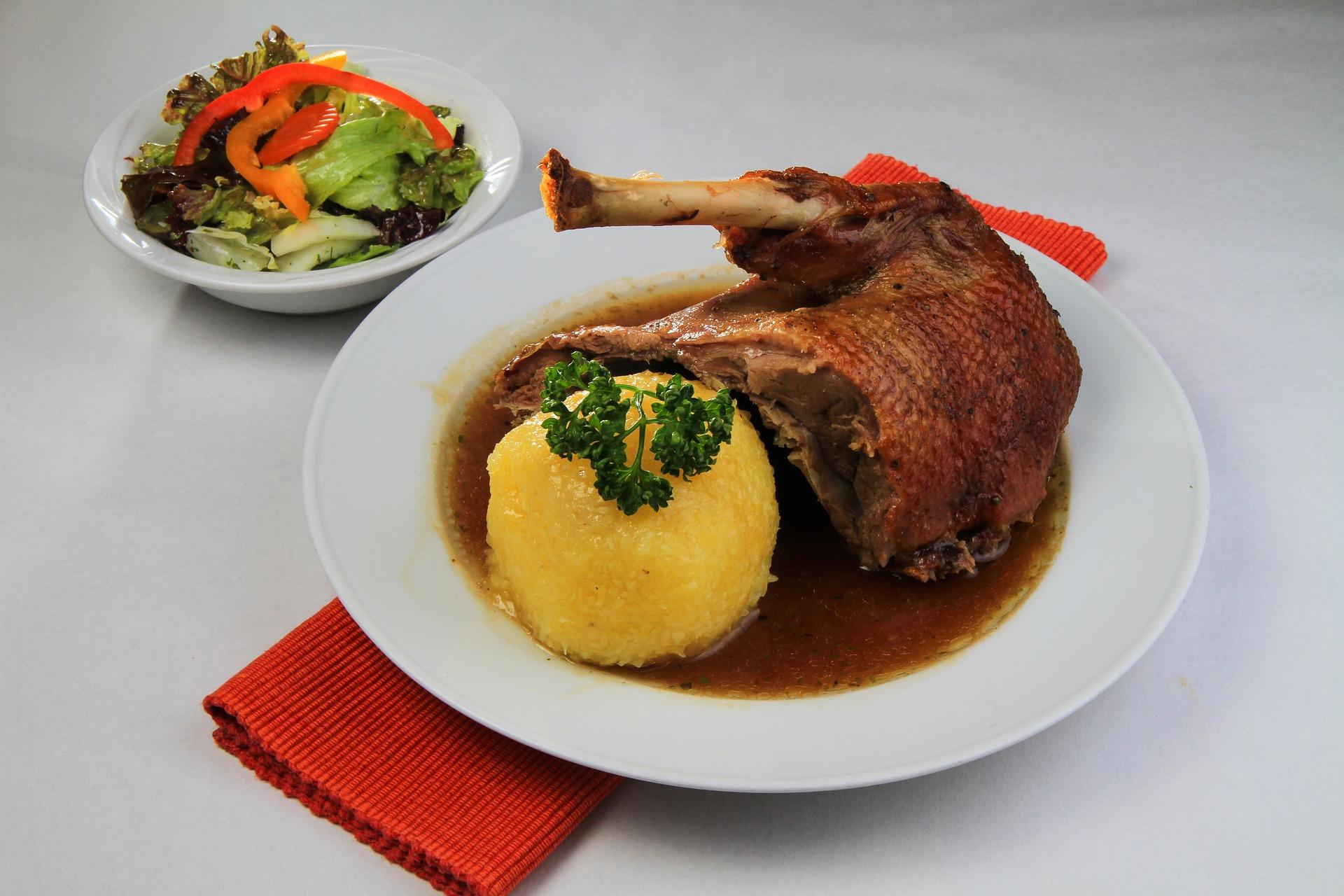 Gänsekeule mit Knödel und Salat