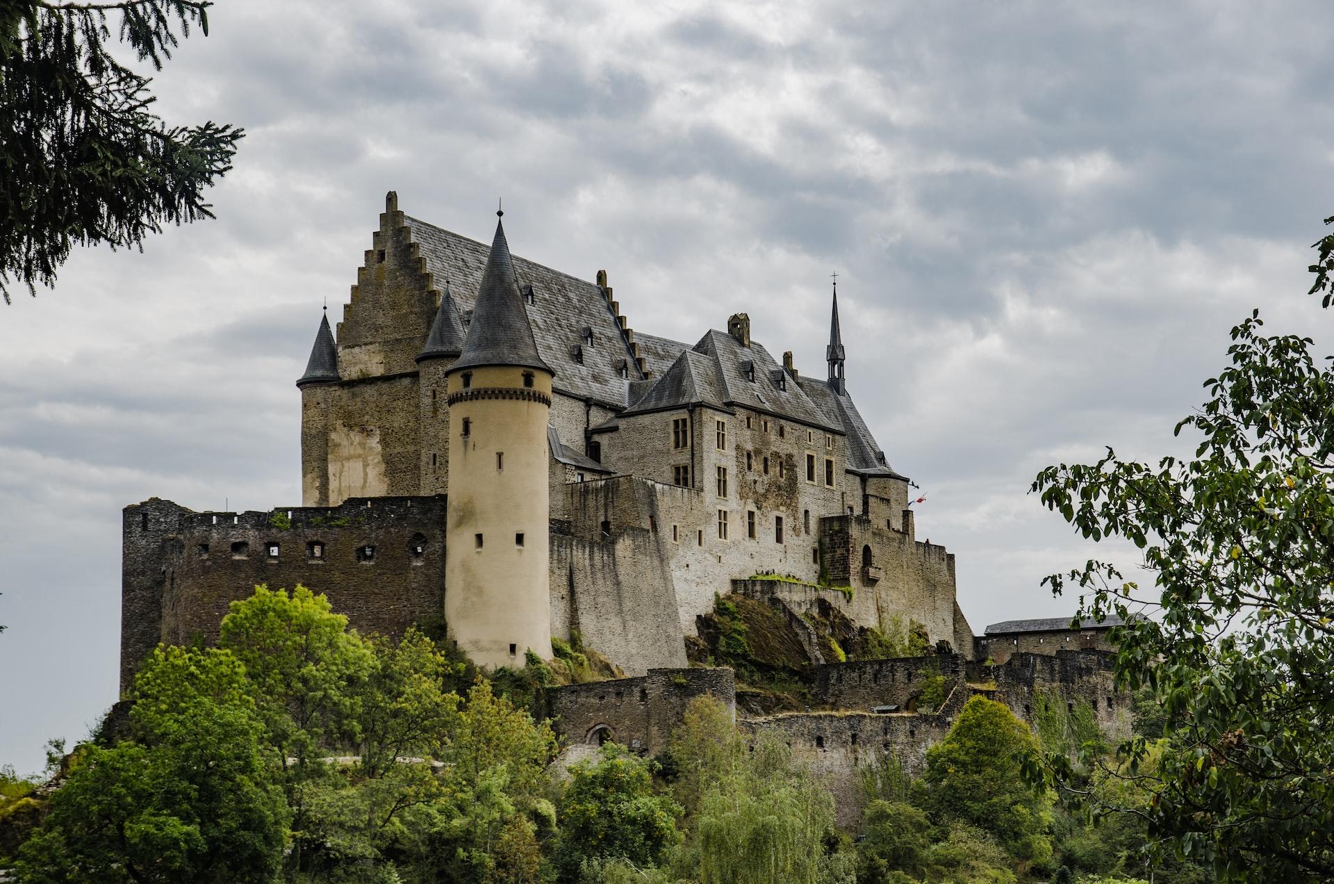 Die Burg Vianden durch Bäume fotografiert ist ein luxemburgisches Wahrzeichen.