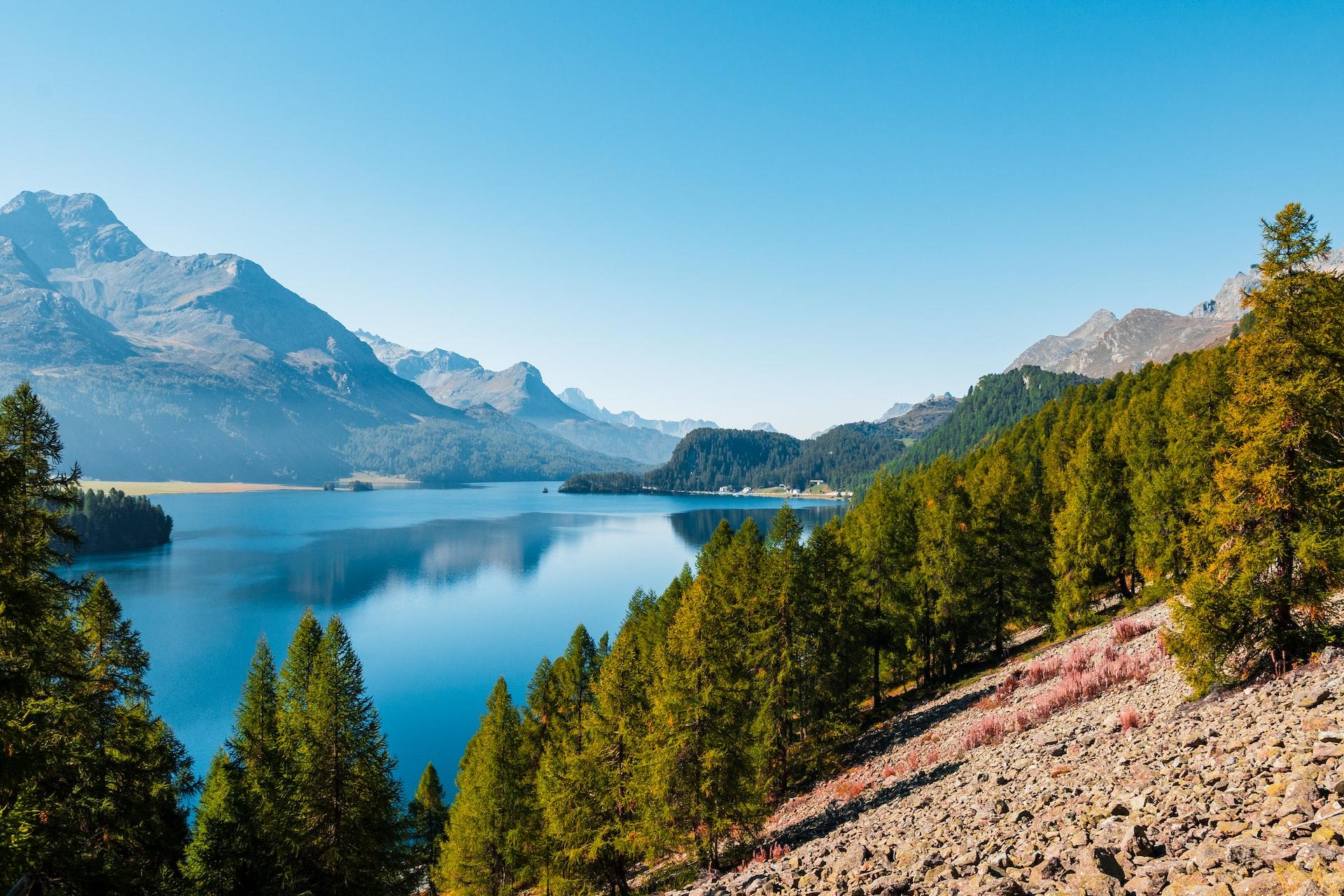 Hier ein Blick auf einen See im Graubünden und die Berge die für die schöne Landschaft der Schweiz stehen.