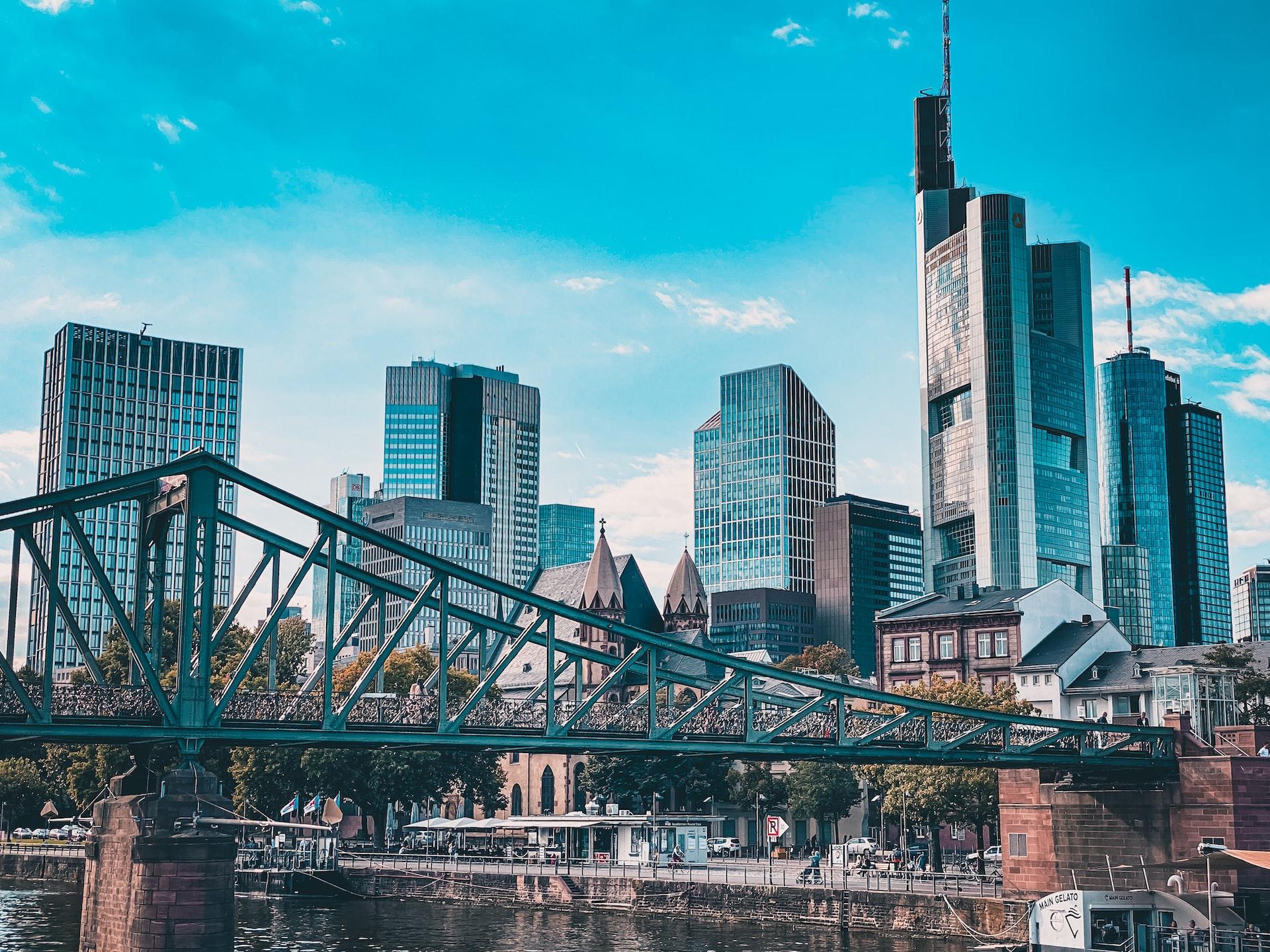 Hinter einer Brücke sind zahlreiche Wolkenkratzer zu sehen.