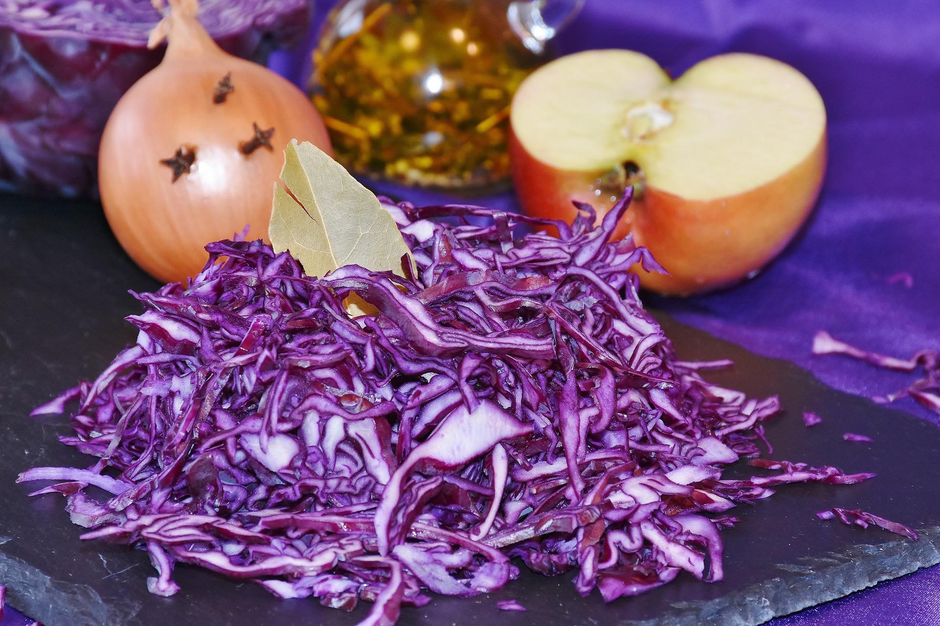 Rotkohl mit Apfel und Zwiebeln