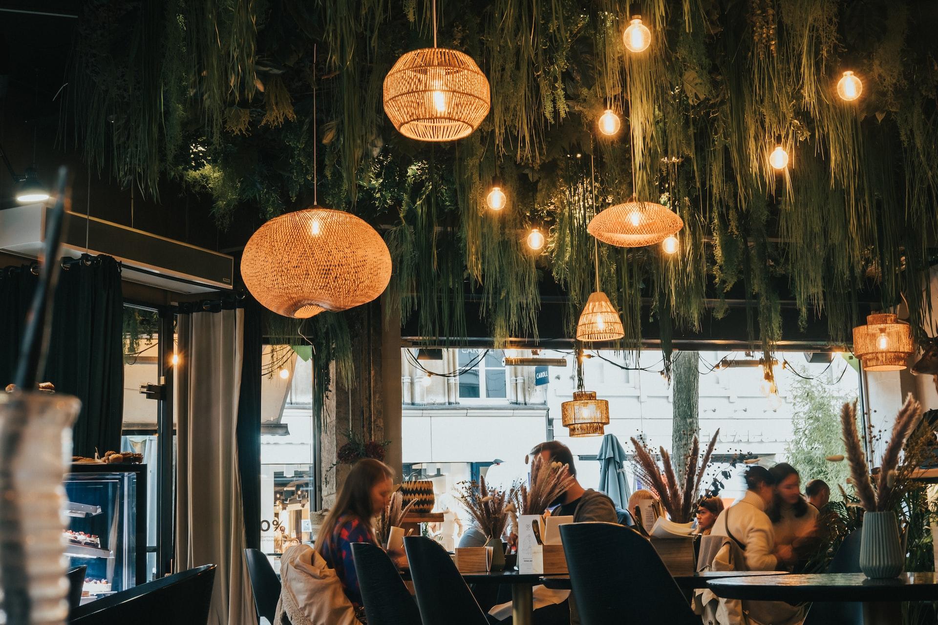 Für Foodies ist die Hauptstadt Luxemburg ein Hot Spot wie hier ein modernes Restaurant mit Pflanzen und großen Lampen an der Decke.