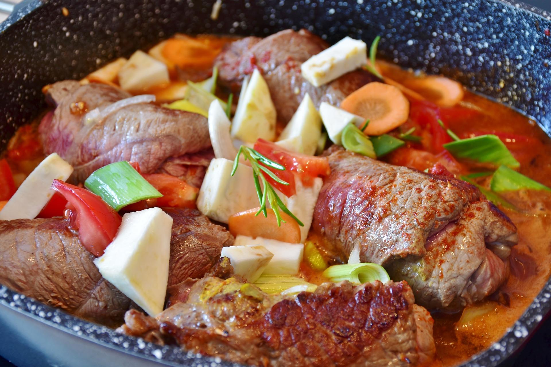 Rouladen mit Gemüse im Schmortopf