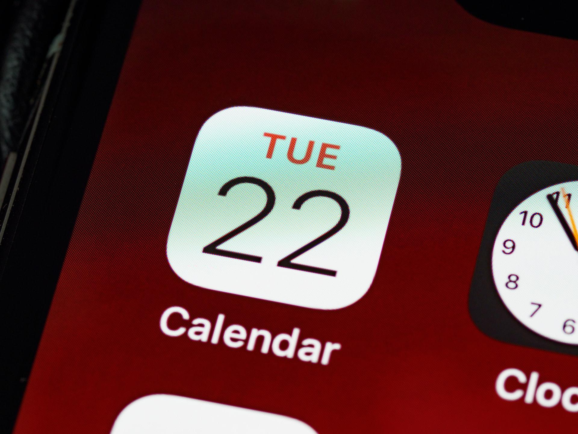 Das Icon einer Kalender-App zeigt Dienstag an und daneben ist ein Uhren-Icon.