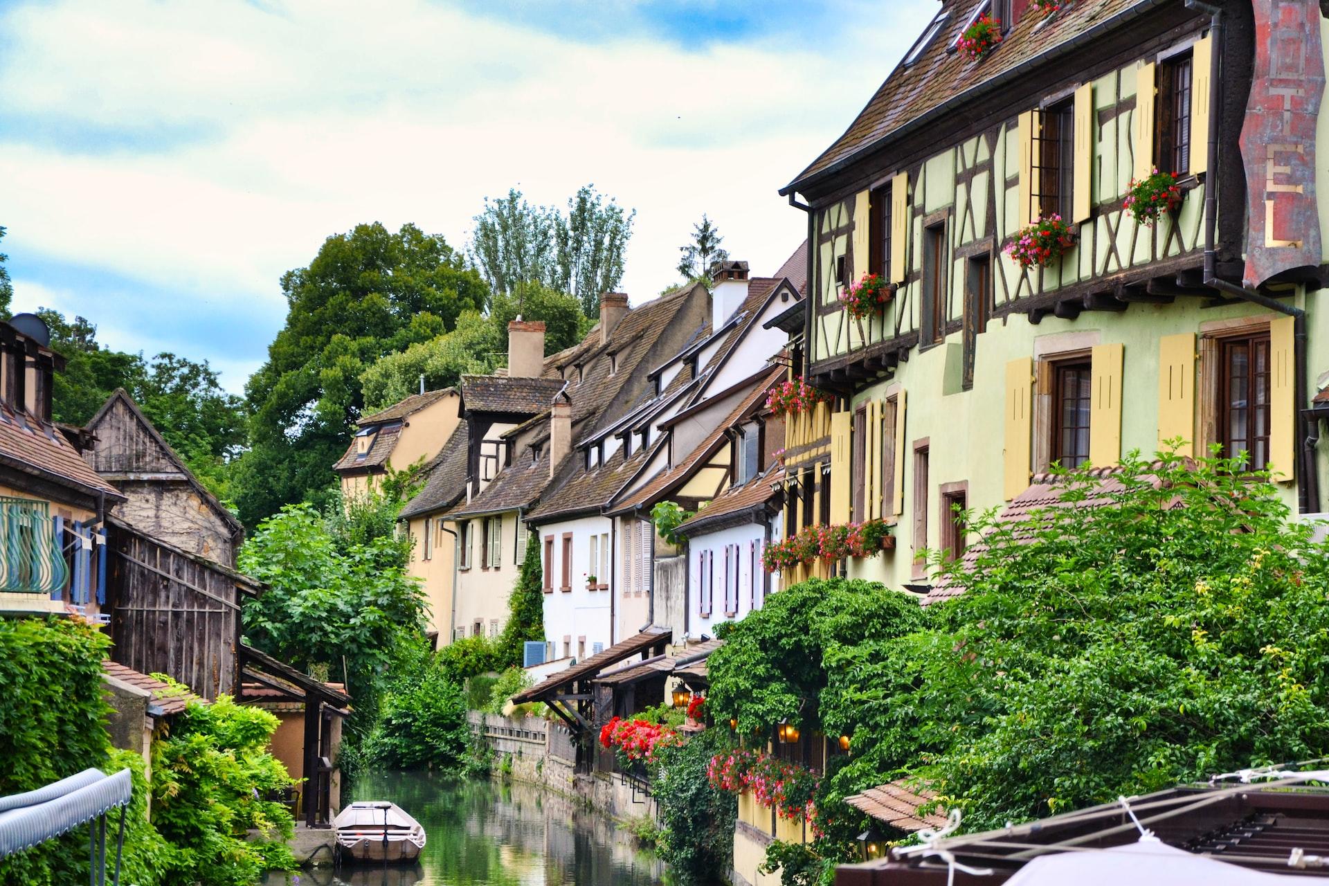 Ein kleiner Kanal in einer Elsässischen Stadt mit Fachwerkhäusern.