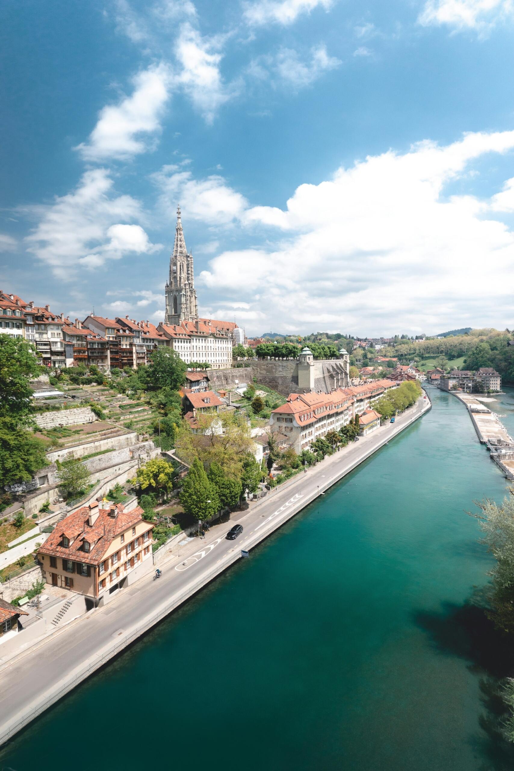 Bern mit Fluss und Häusern.