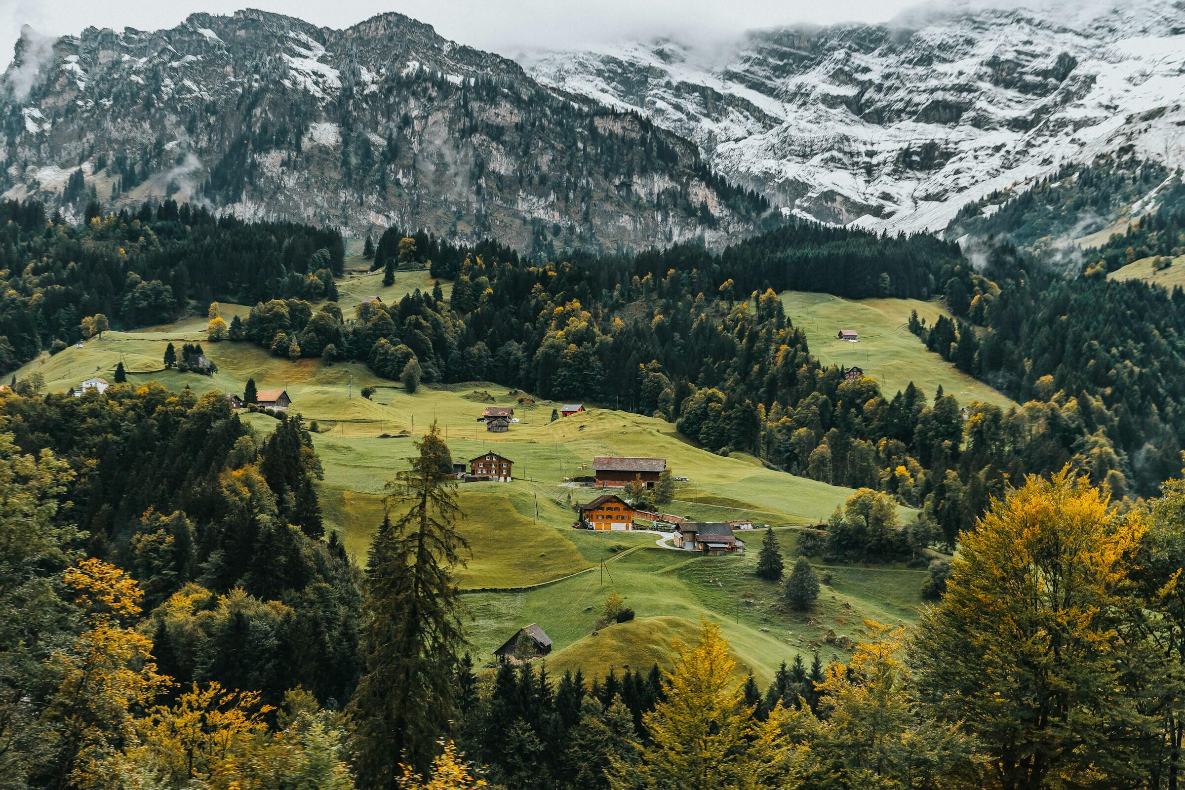 Eine Berglandschaft in der Schweiz mit einigen Häusern.