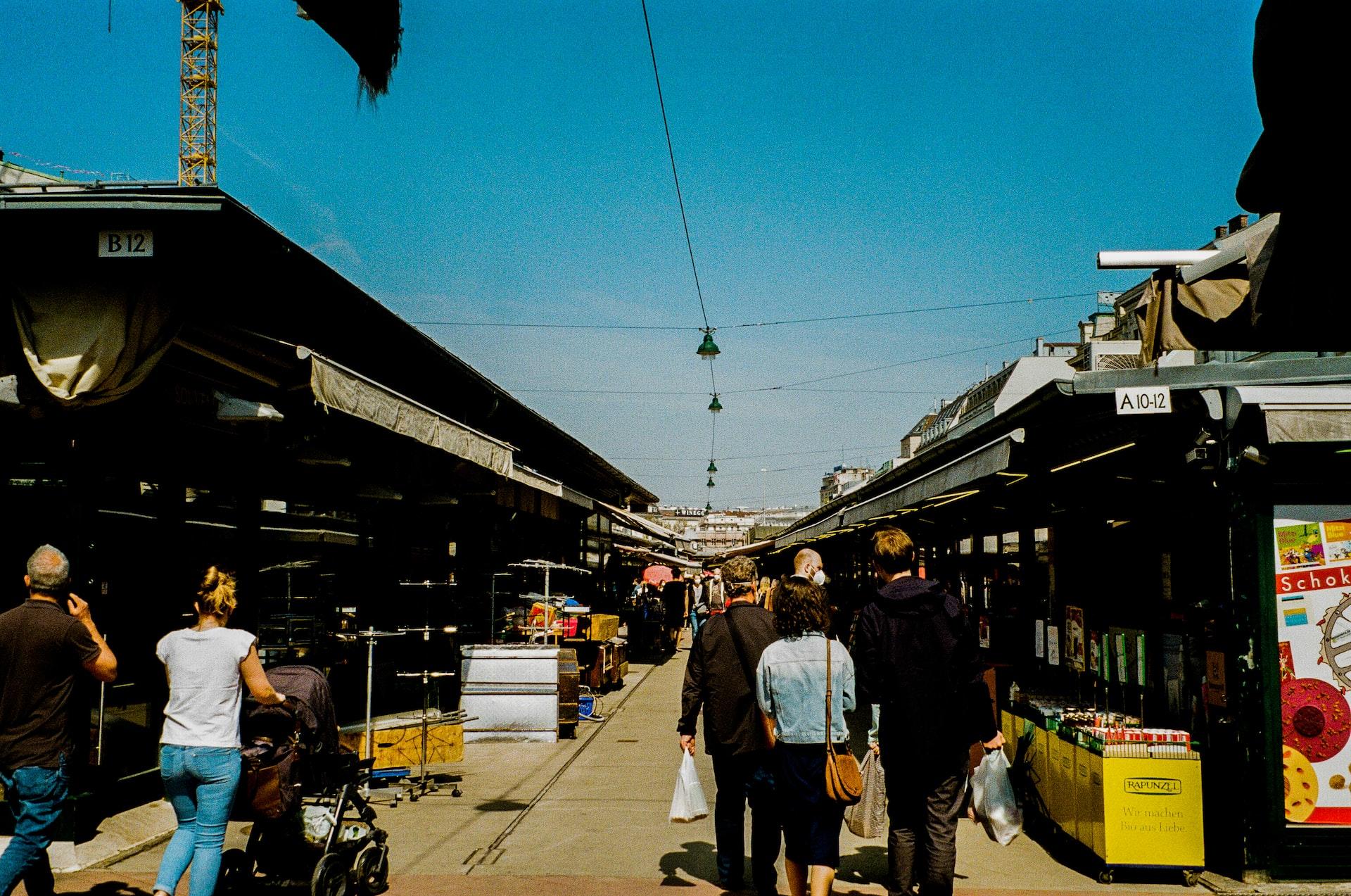 Auf den Märkten Wiens hört man noch viele Wiener Dialekte und auch andere Sprachen wie hier auf dem Naschmarkt mit ein paar Marktgängern.