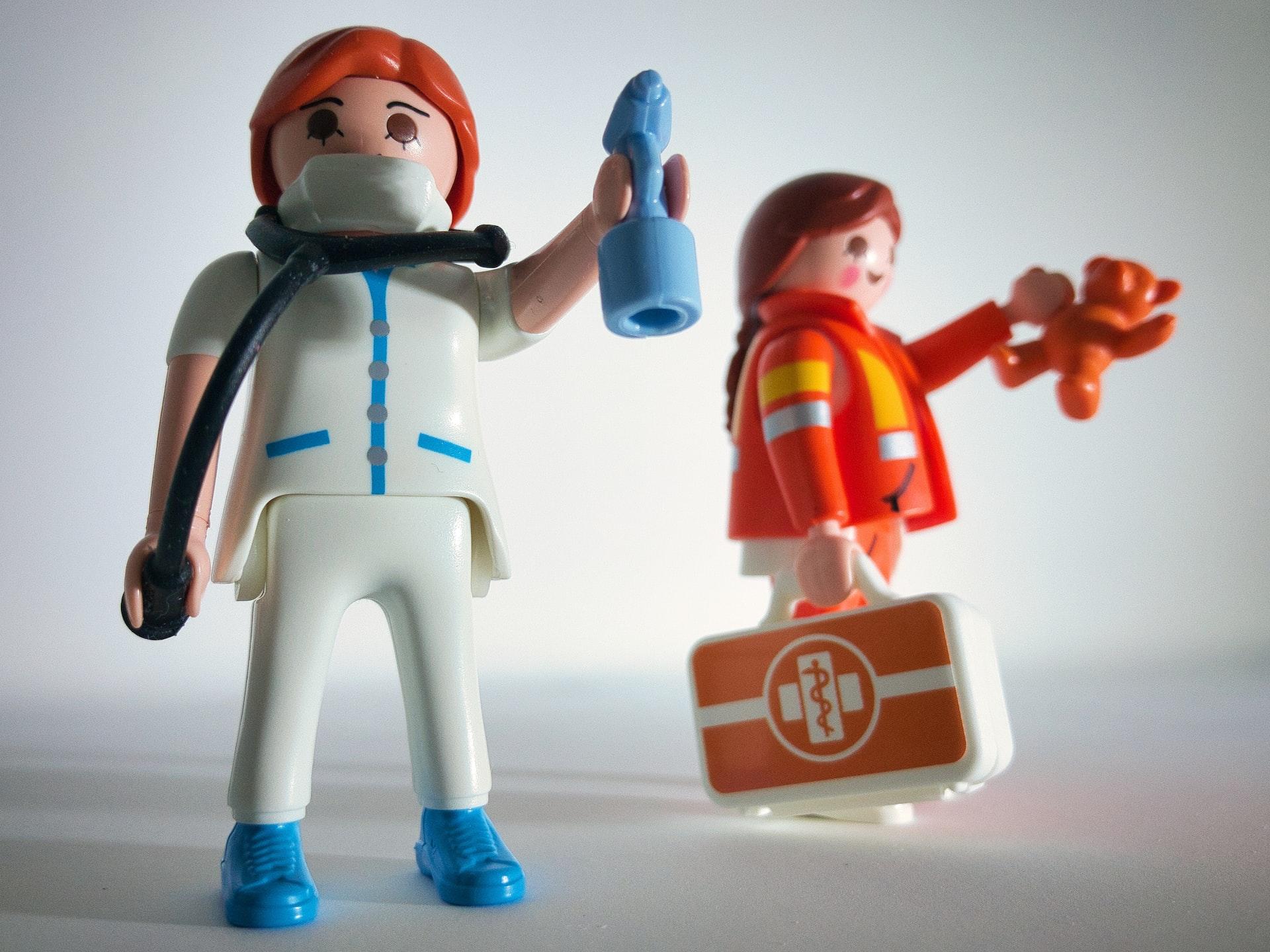 Zwei Playmobilfiguren stellen zwei verschiedene medizinische Berufe dar.