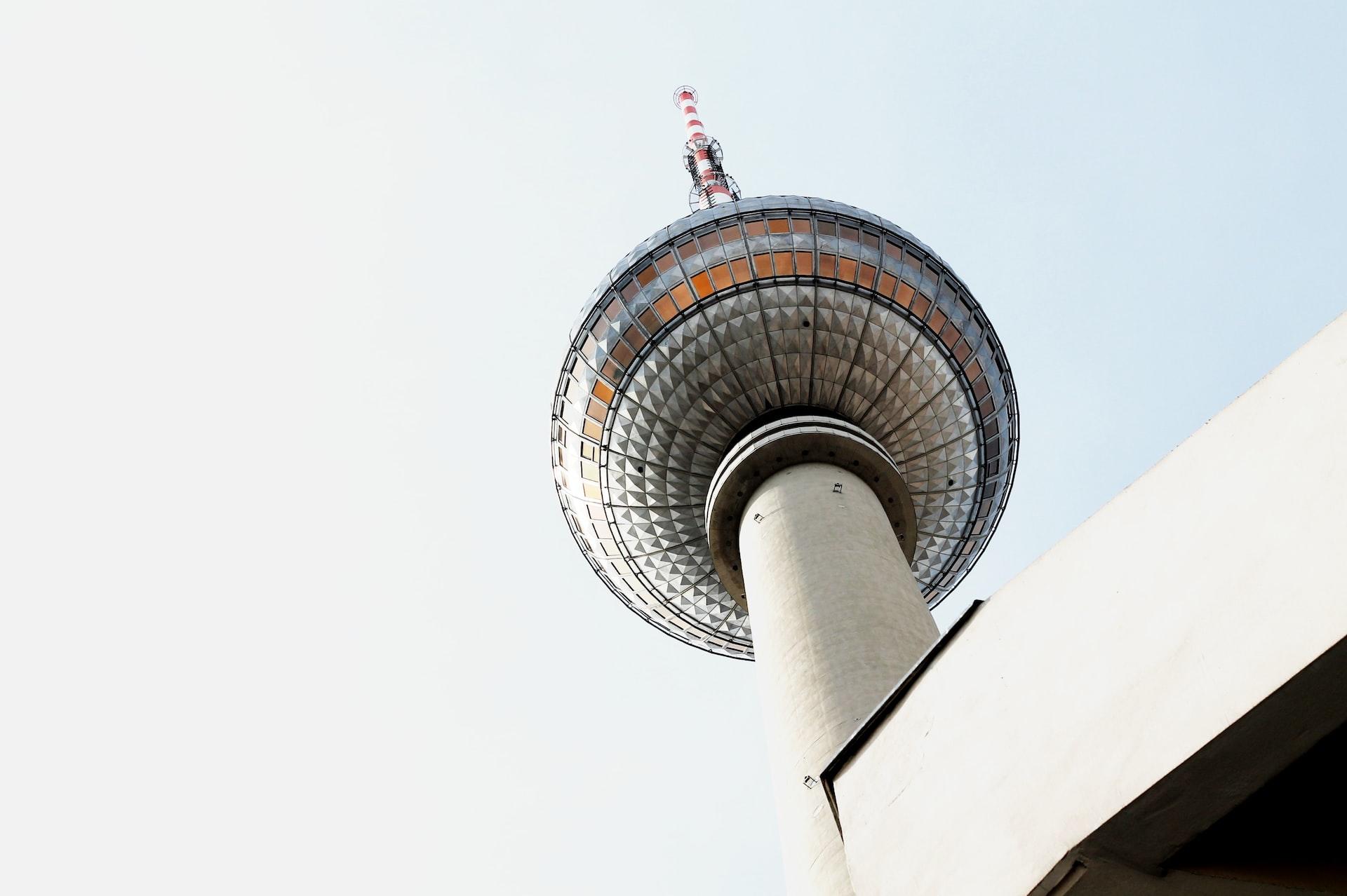 Berliner Fernsehturm von unten.