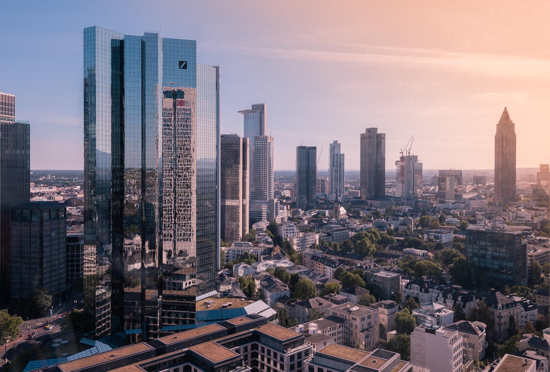 Skyline von Frankfurt mit hohen Gebäuden.