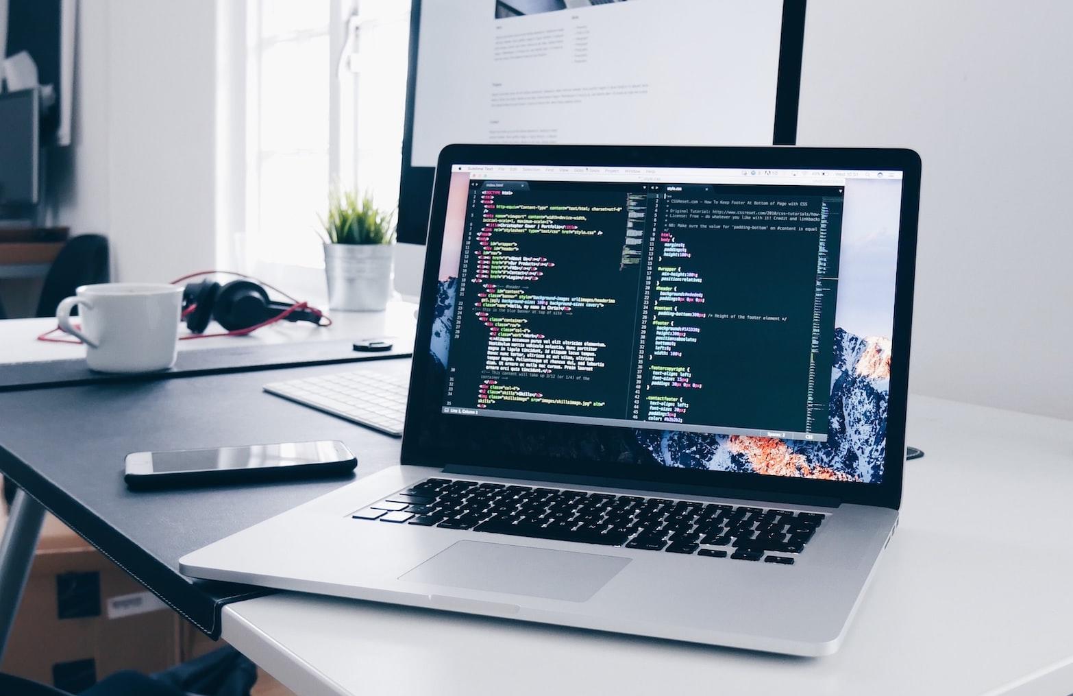 Laptop mit Java-Codierung auf dem Bildschirm