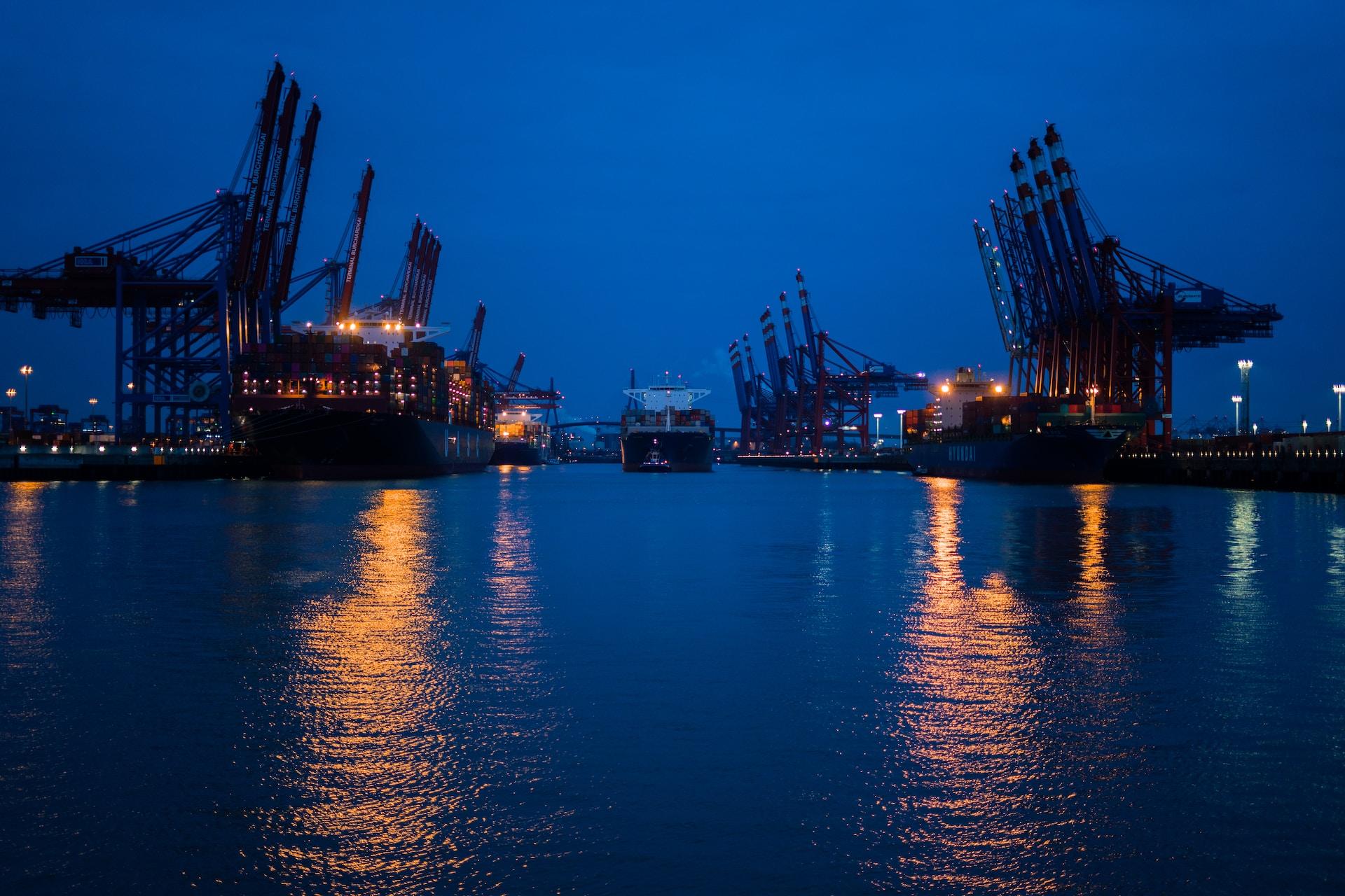 Hamburger Hafen mit Schiff bei Nacht.