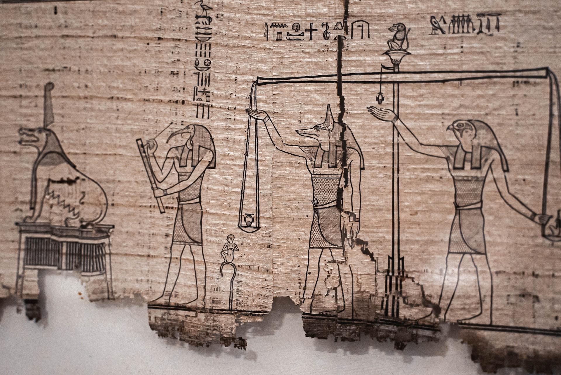 Auf einem Papyrus Blatt sind aufwändige Bilder und Hieroglyphen aufgezeichnet. 