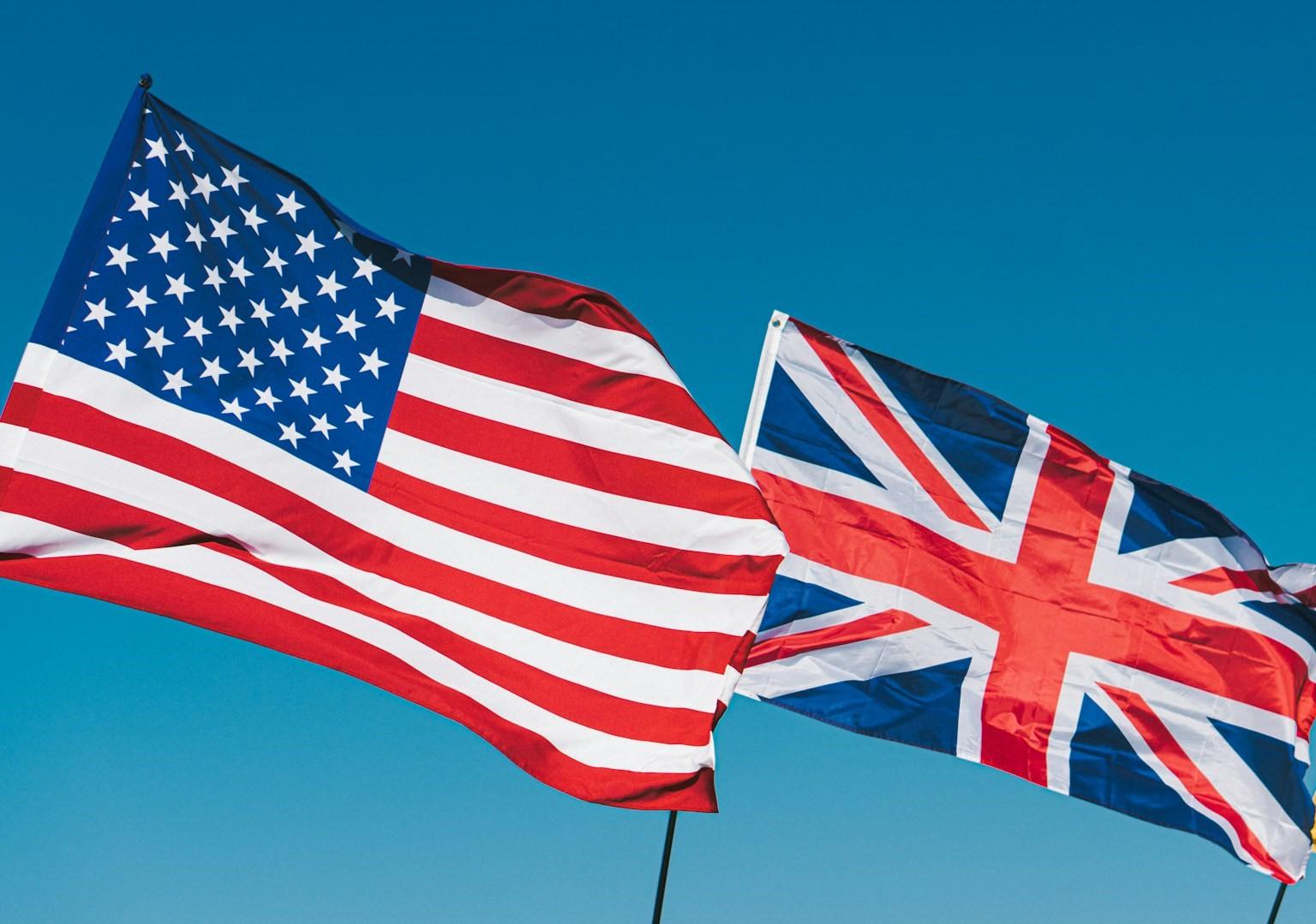 Die amerikanische und die britische Flagge vor blauem Himmel