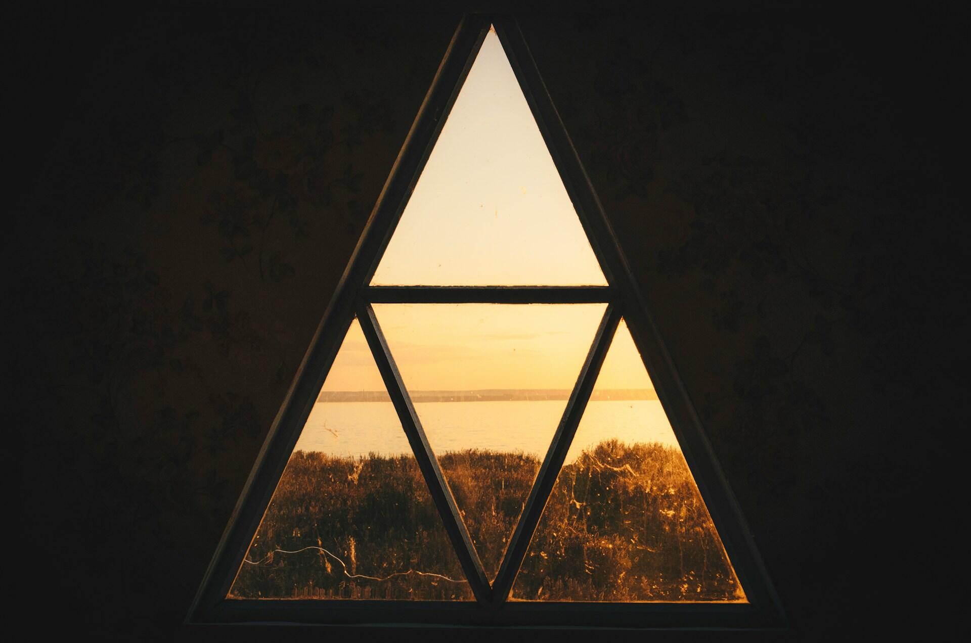 Dreieckiges Fenster mit Blick auf See.