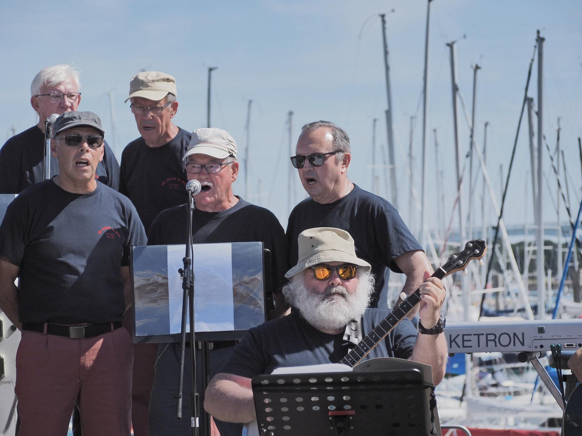 Für Musik ist es nie zu spät wie diese Gruppe älterer Sänger an einem Segelhafen beweist.
