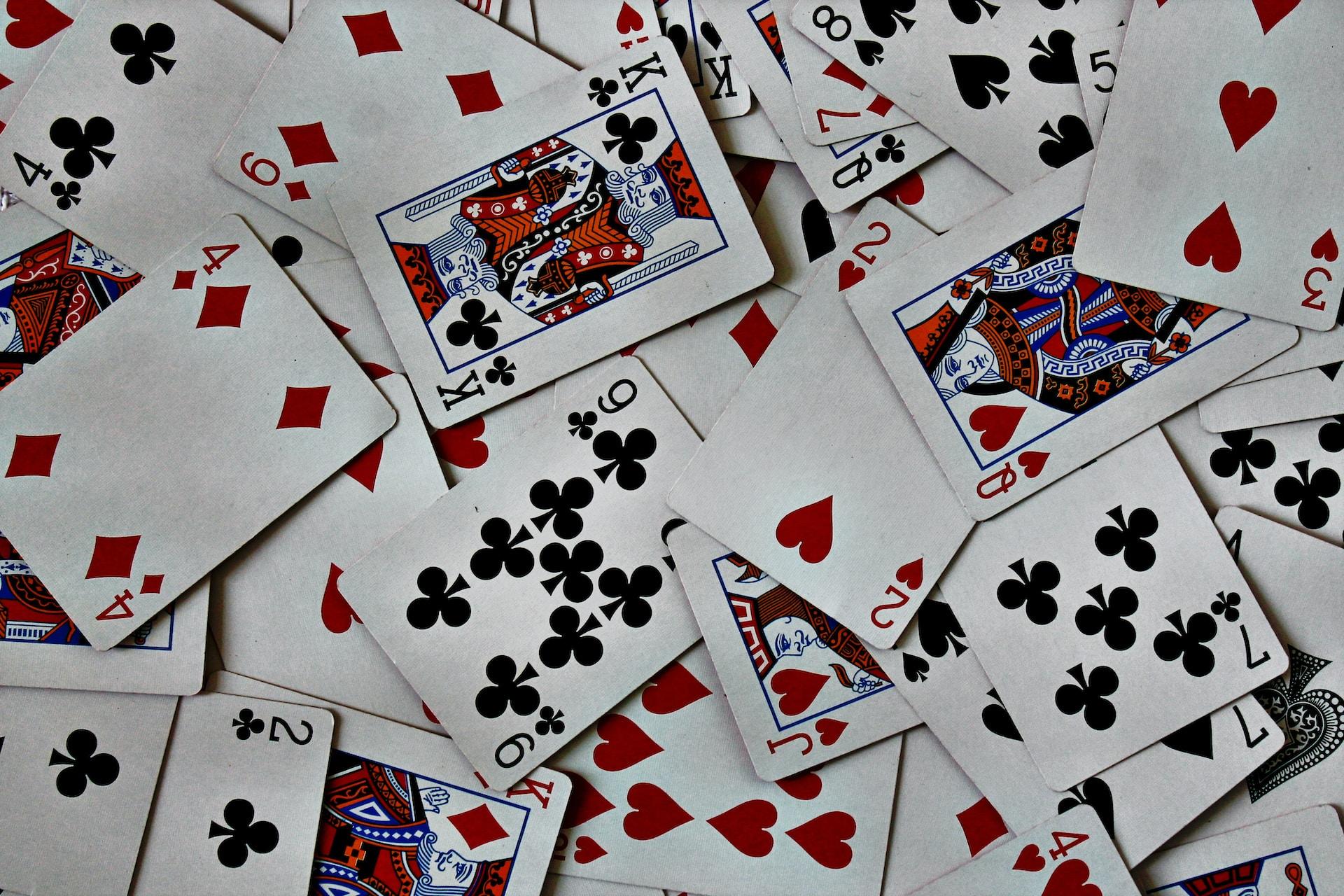 Mehrere Spielkarten liegen übereinander.