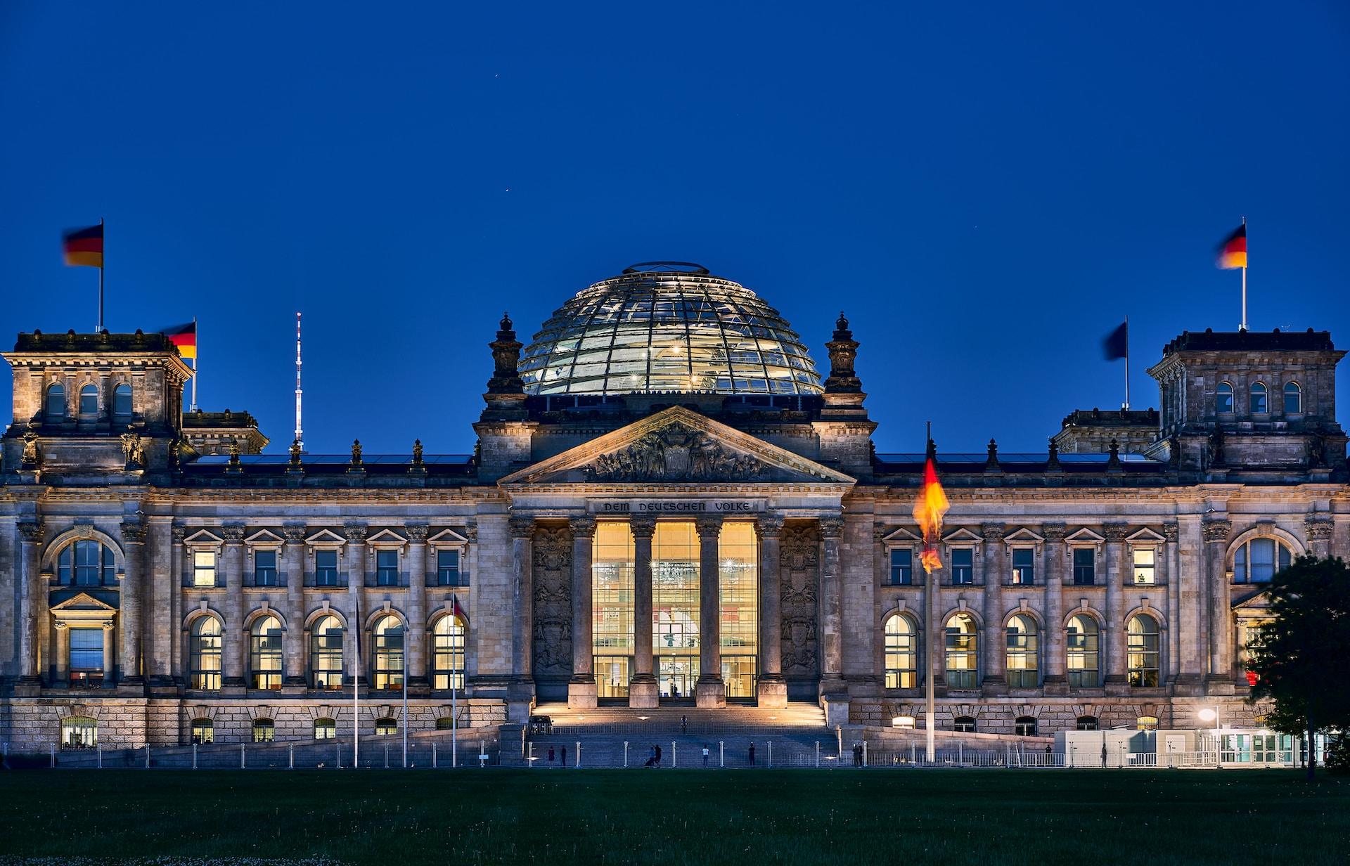 Der Berliner Reichstag ist in der Nacht beleuchtet
