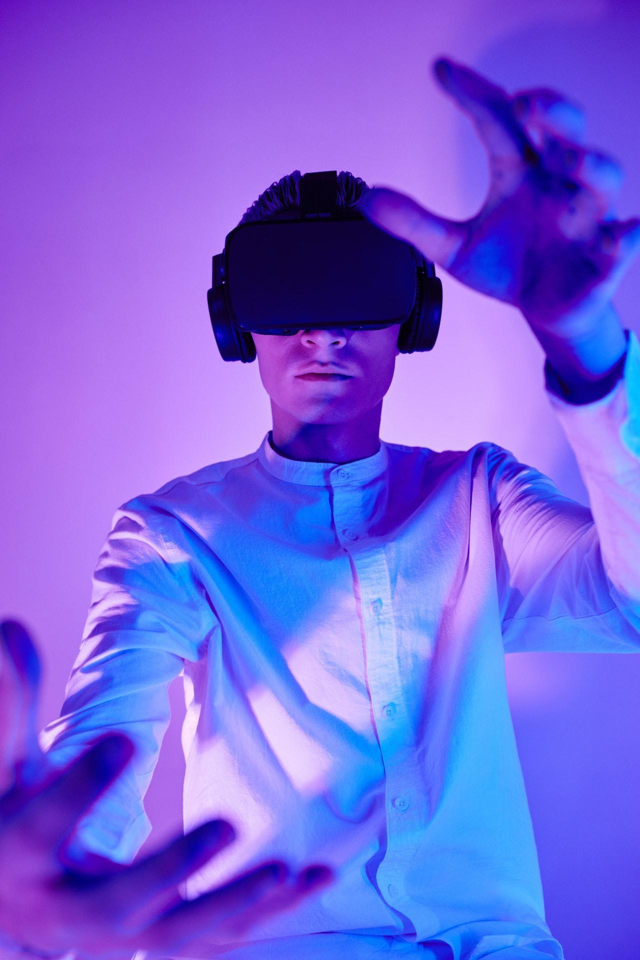 Eine Person mit KI-Brille und Kopfhörern in violettem Licht