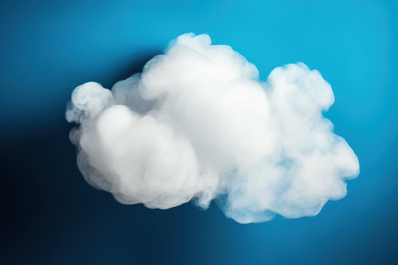 Eine Art weiße Wolke vor blauem Hintergrund