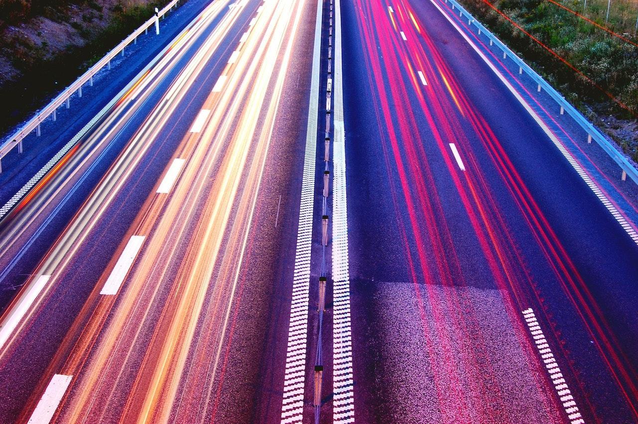 Eine Straße mit hellen und bunten Lichtstreifen