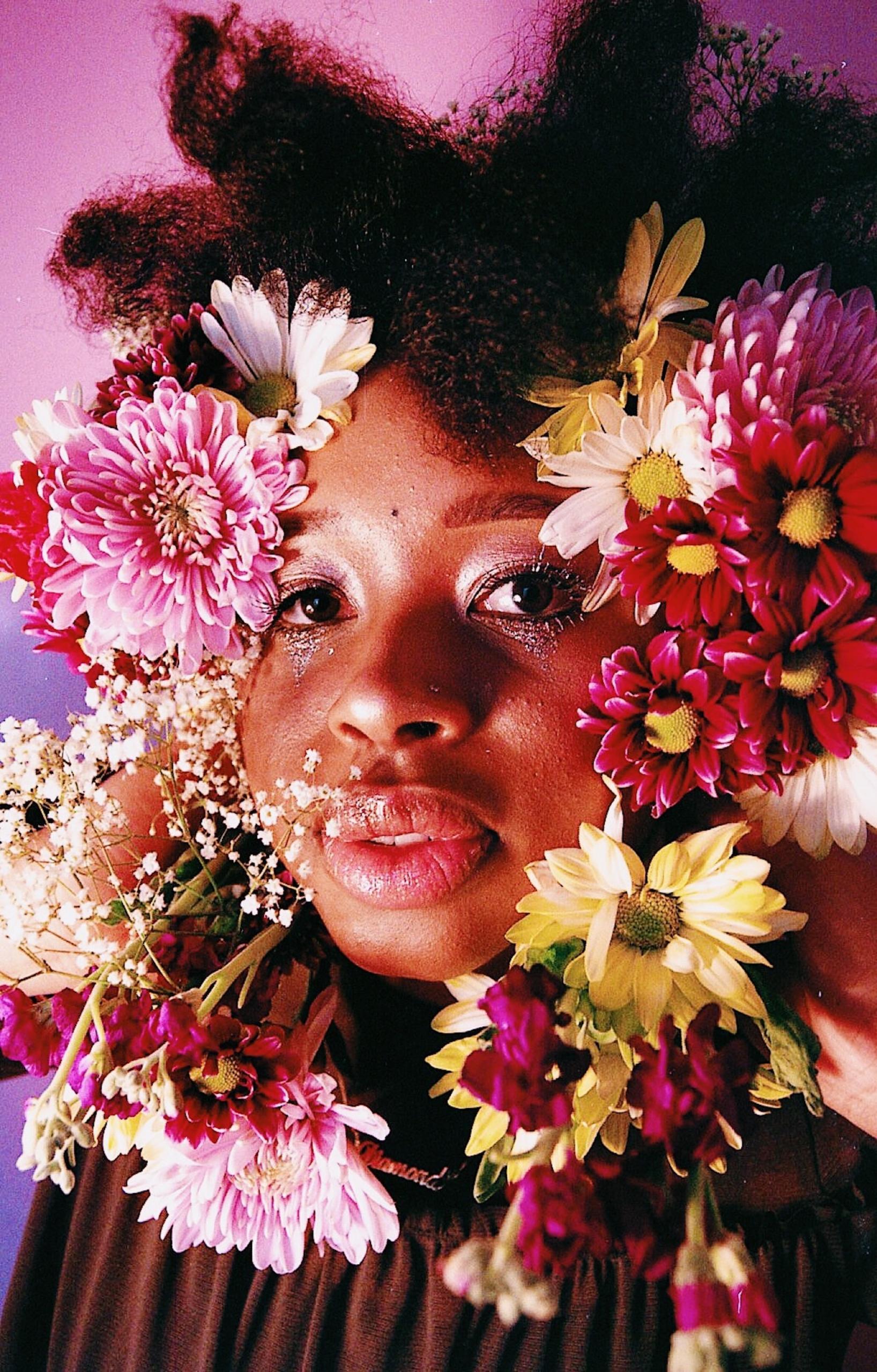 Portrait-Fotografie einer Frau mit vielen Blumen
