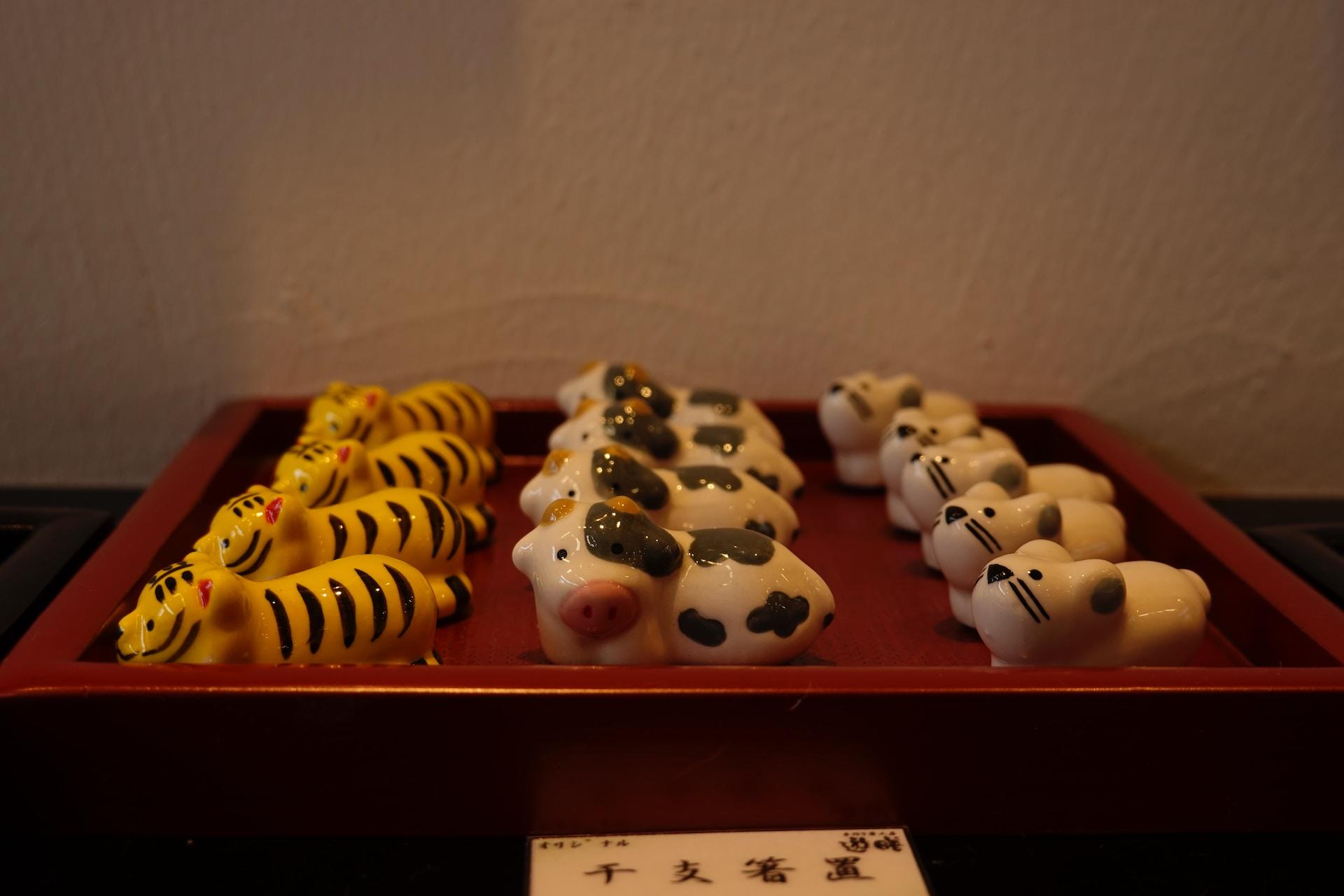 Tablett mit kleinen Porzellan-Tierfiguren.