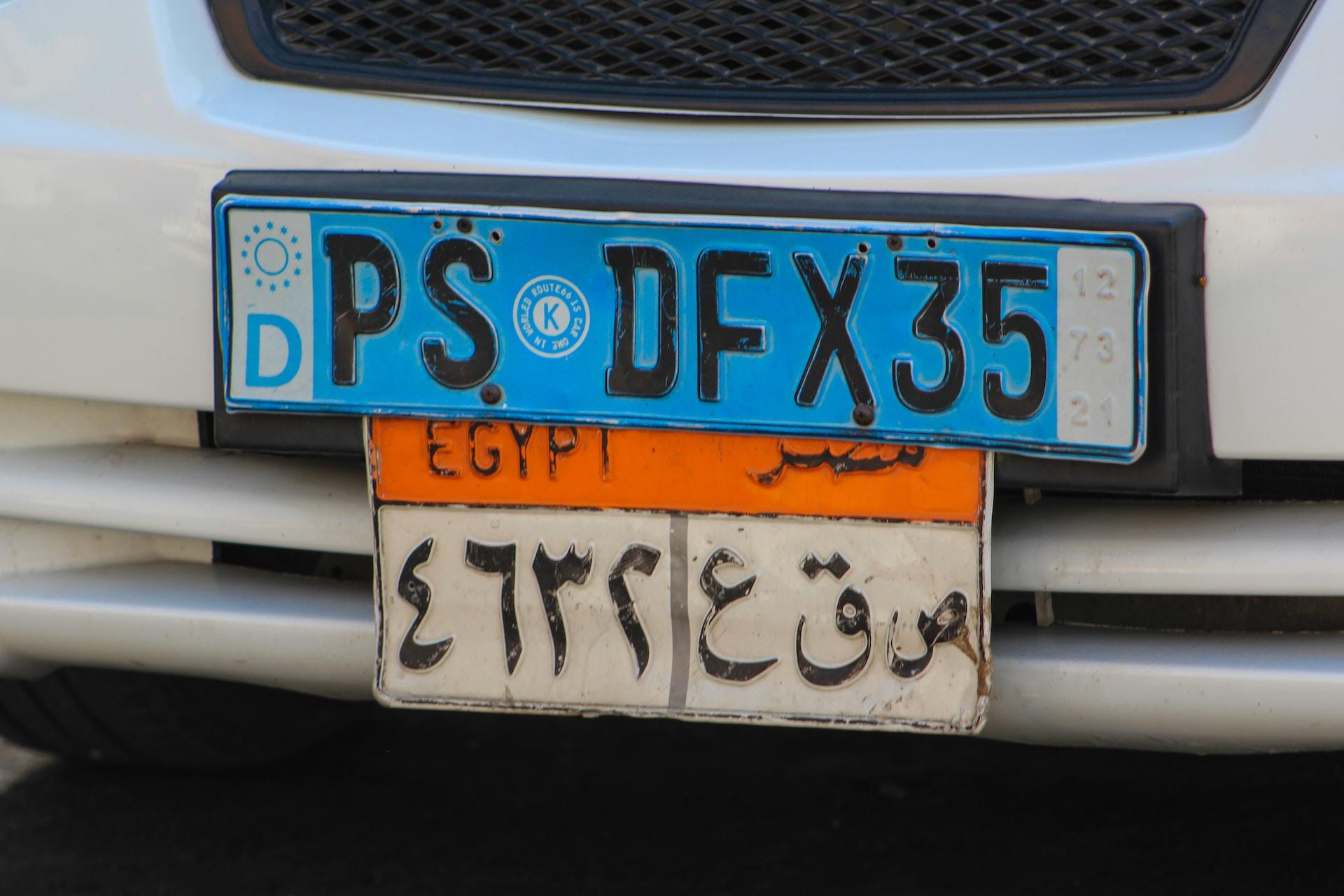 Nummernschild mit arabischen Zahlen.