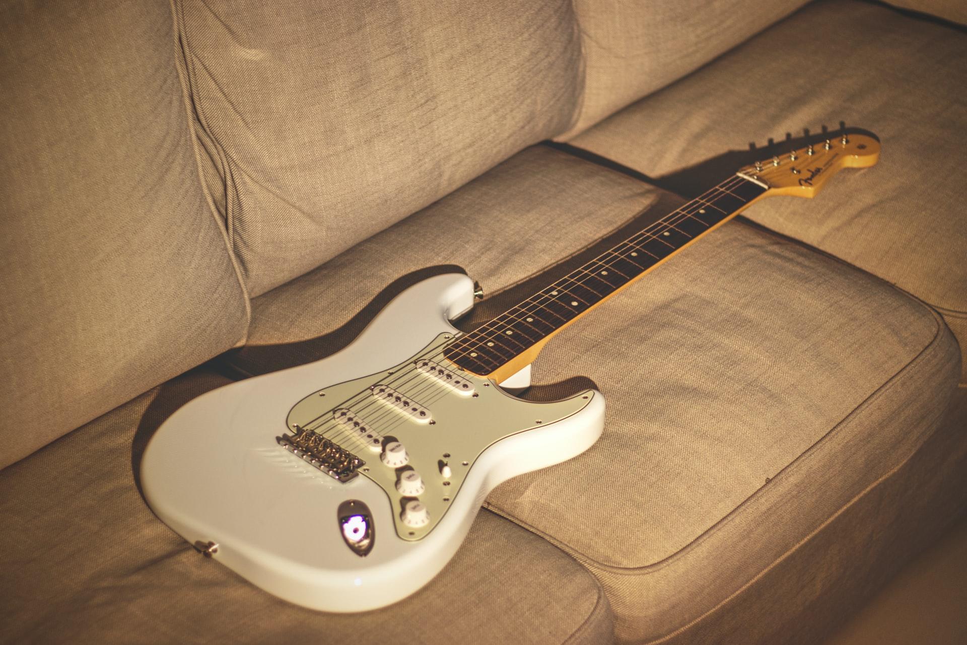 Eine weiße Stratocaster auf einem Sofa