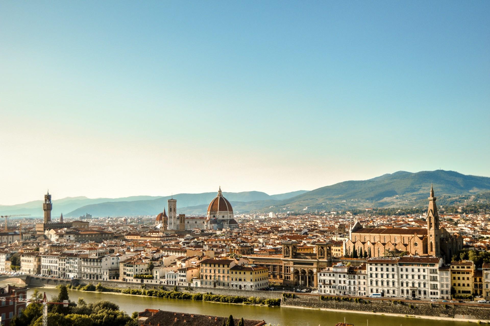 Florenz von oben mit Kirchen und Gebäuden.