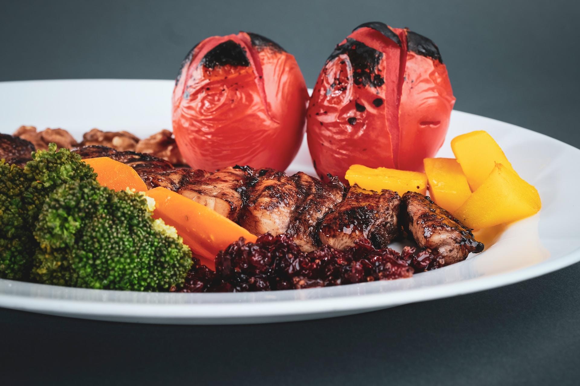 Ein Steak und verschiedenes Gemüse auf einem Teller
