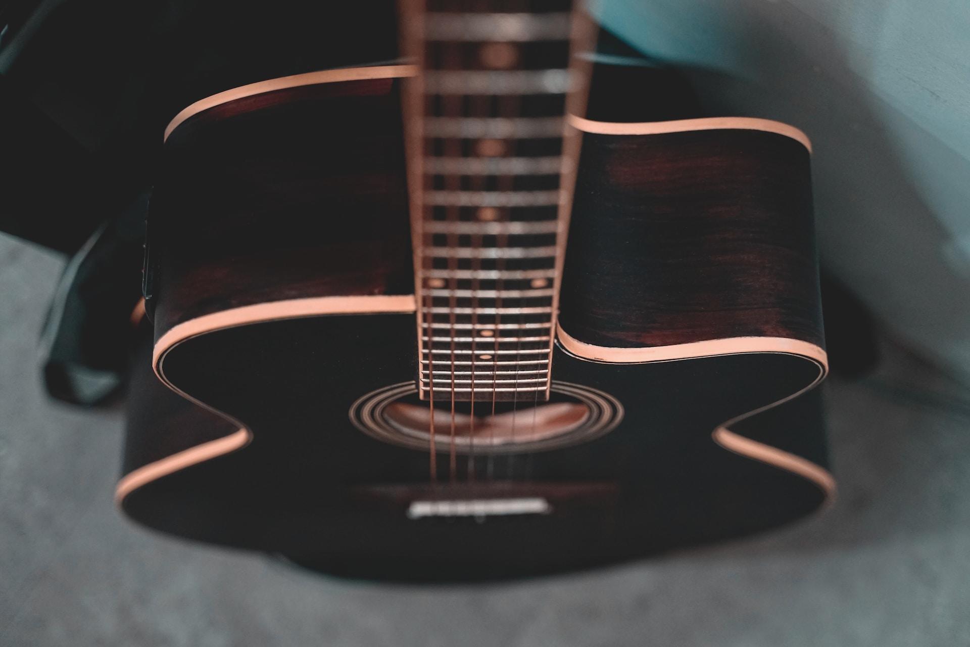 eine schwarze Akustikgitarre von oben