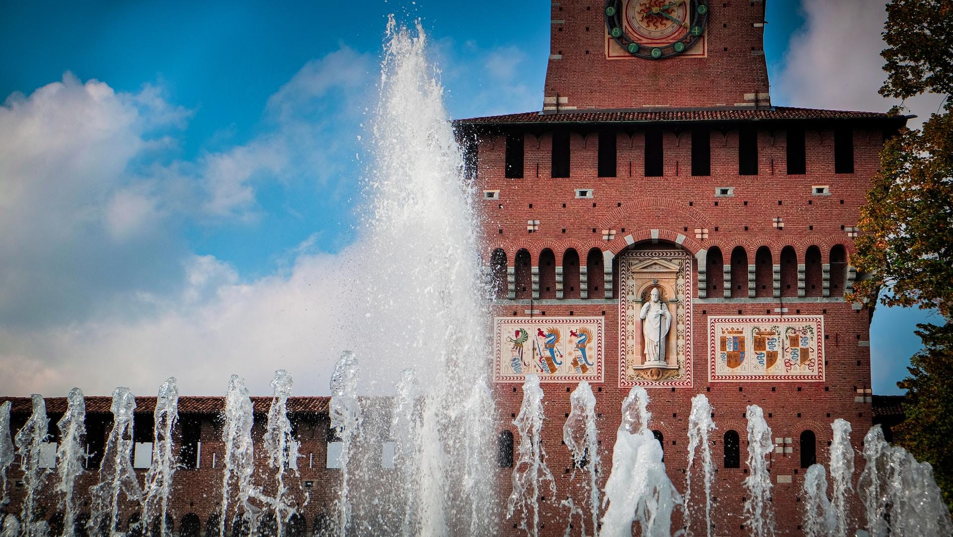 Gebäude mit Fontänen davor.
