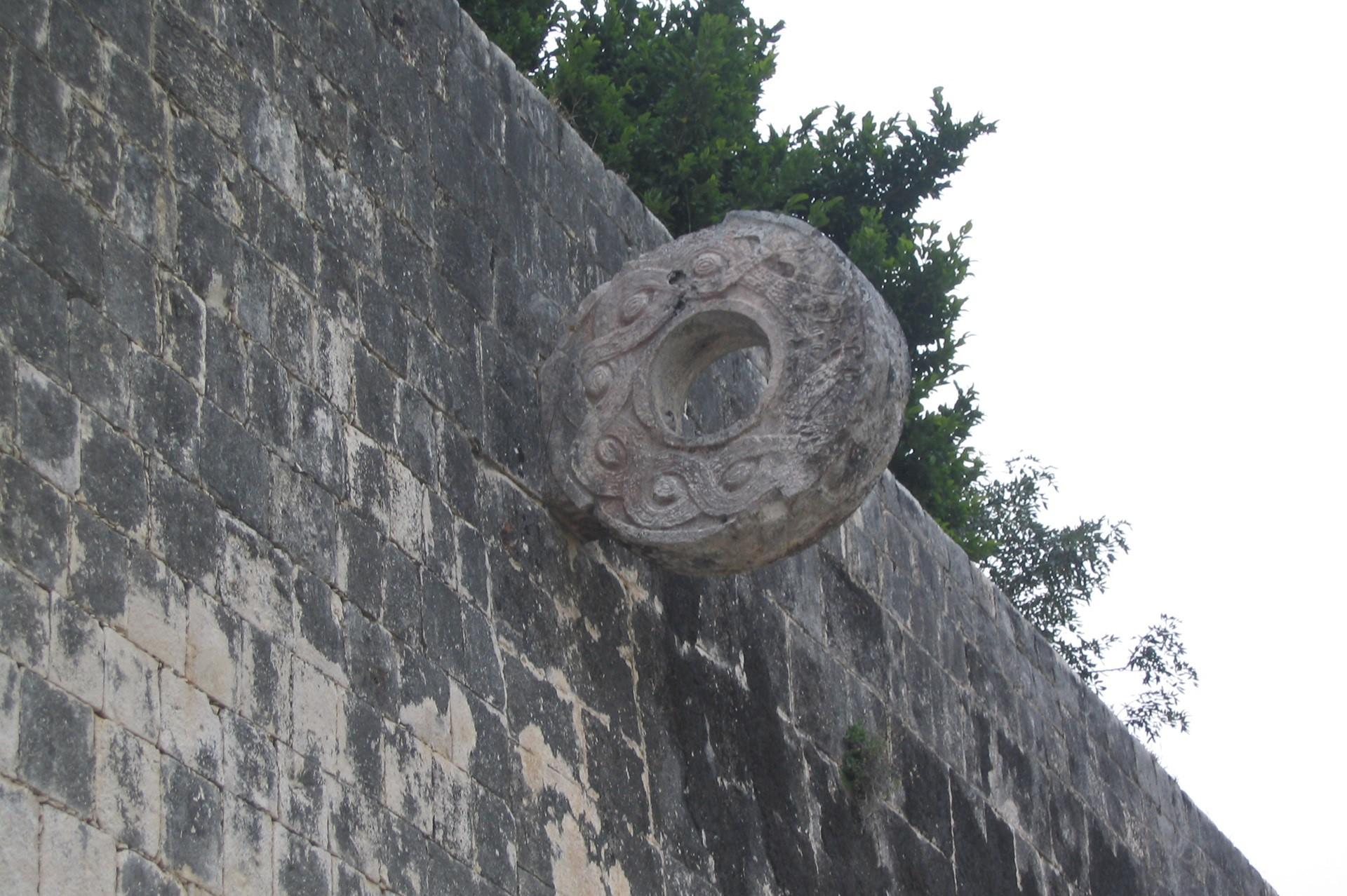 an einer Steinmauer hängt ein Ring aus Stein