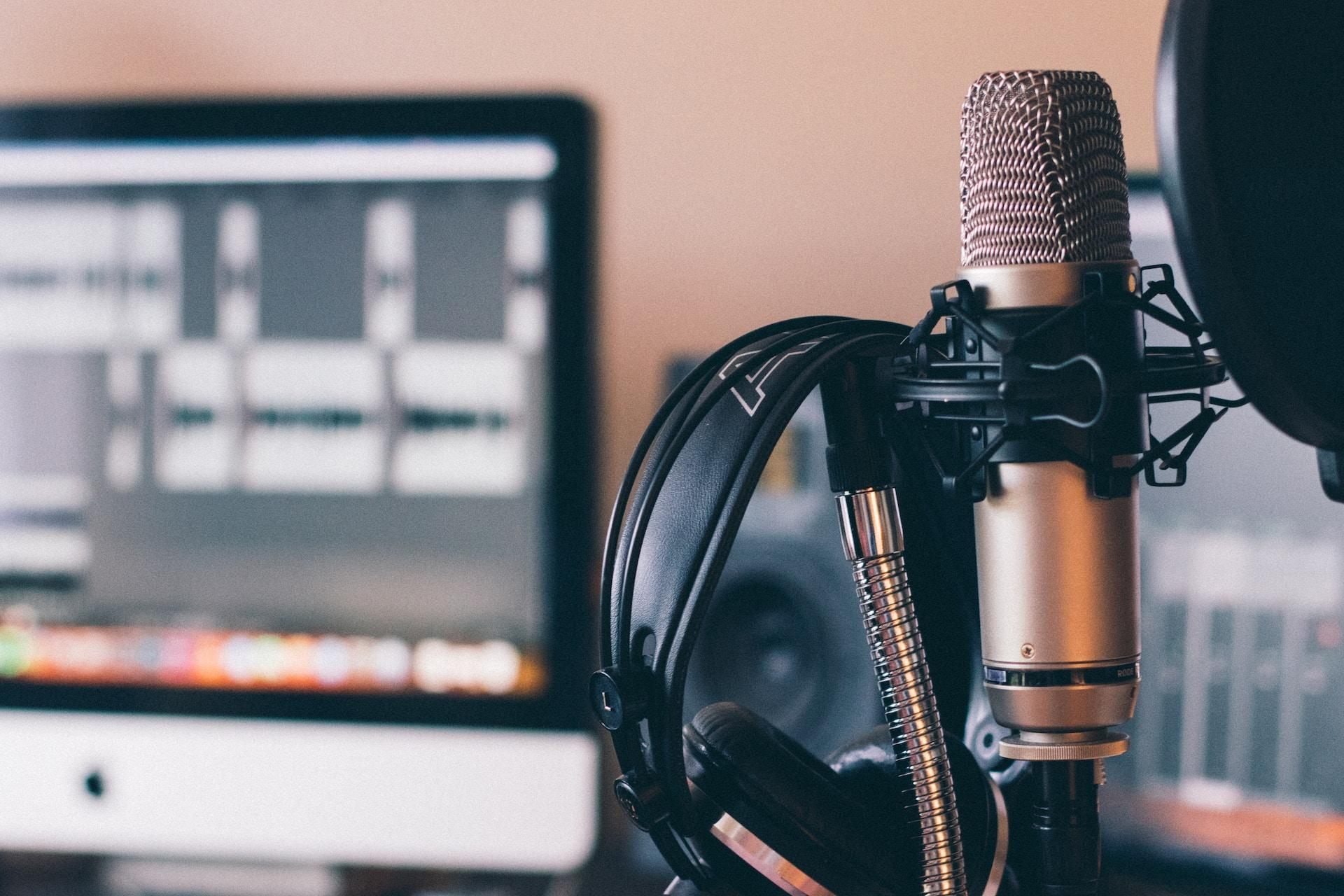 Mikrofon und Kopfhörer im Studio einer Musikproduktion