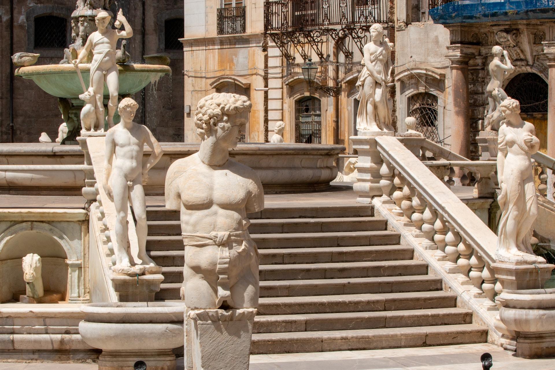 Brunnen mit Treppe und Statuen aus Marmor.