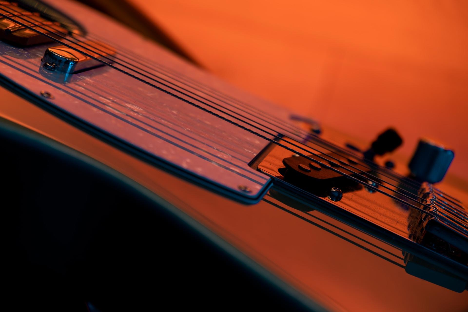 Die Tonabnehmer und die Saitenreiter einer E-Gitarre