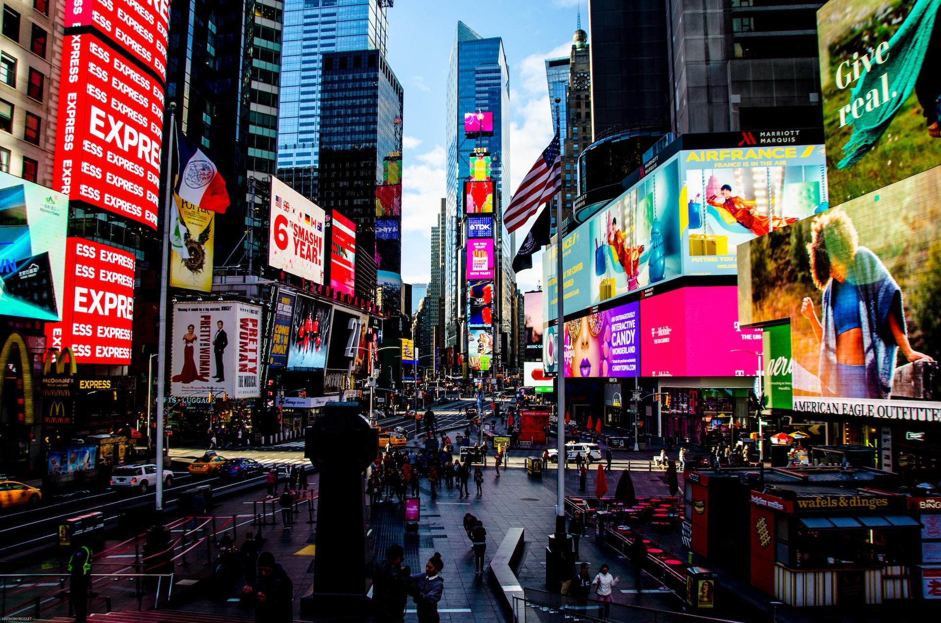 Times Square in New York mit Gebäuden.