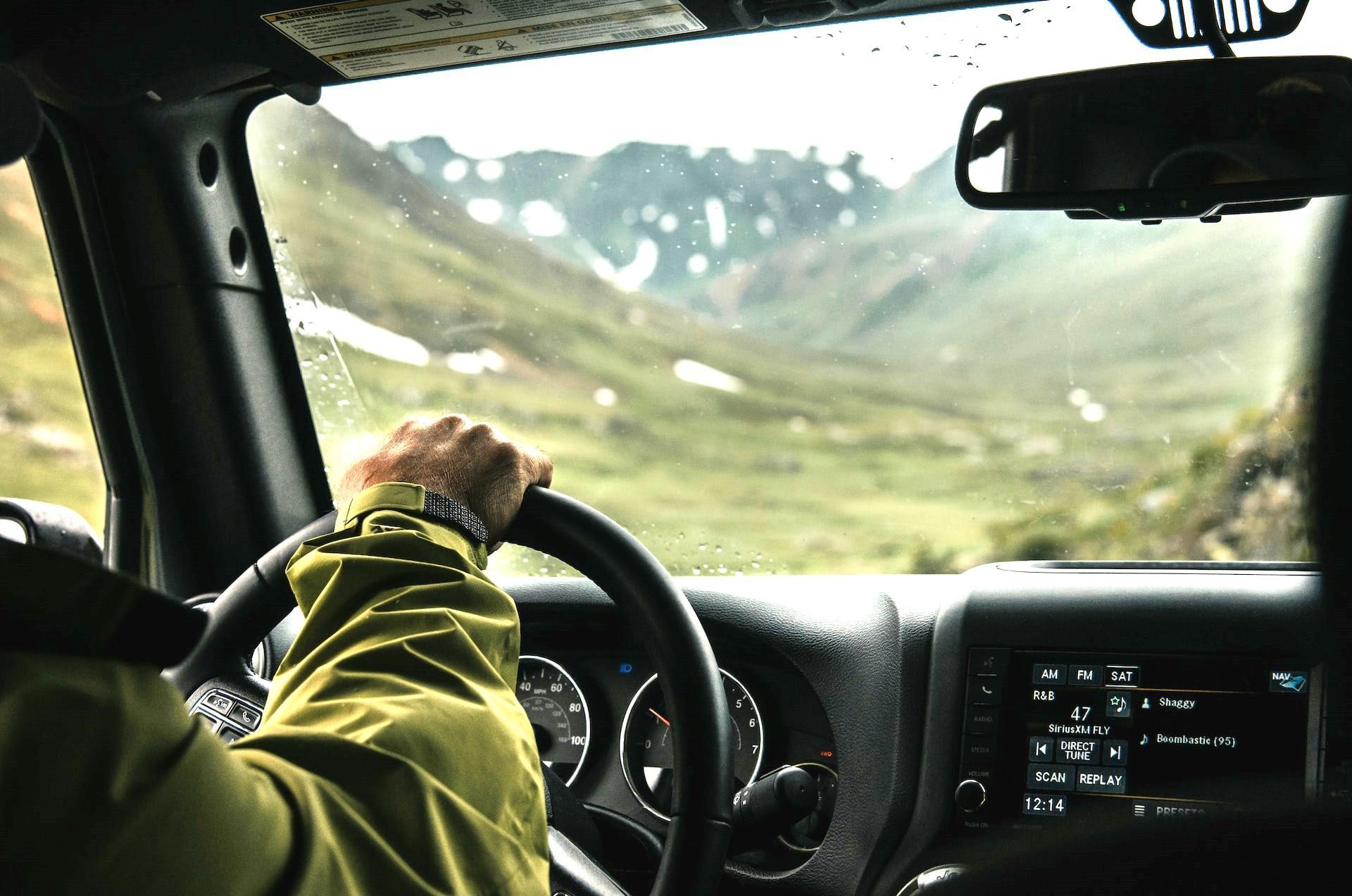 Auto von innen bei der Fahrt