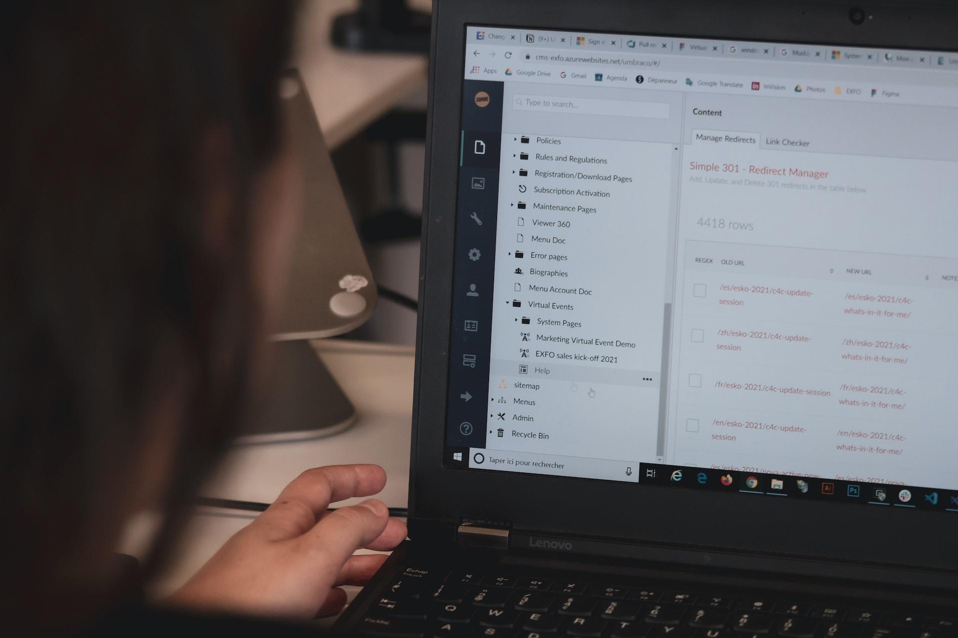 Aufgeklappter Laptop mit Textfeldern.