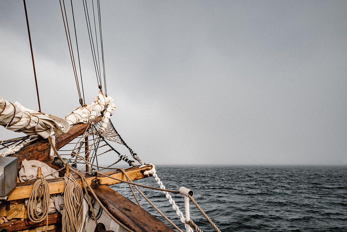 Der Bug eines alten Schiffes, welches in See sticht.