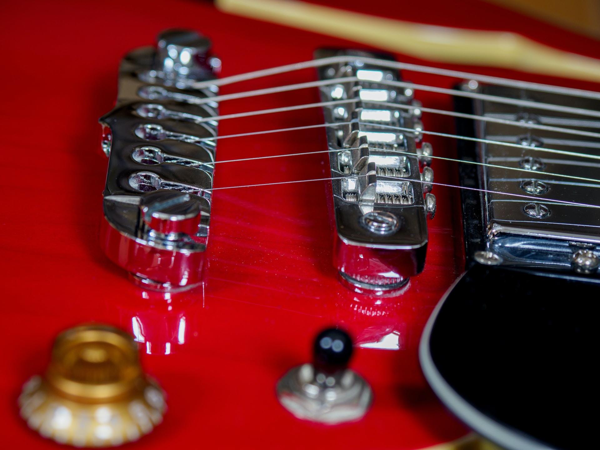 Nahaufnahme der Brücke einer E-Gitarre