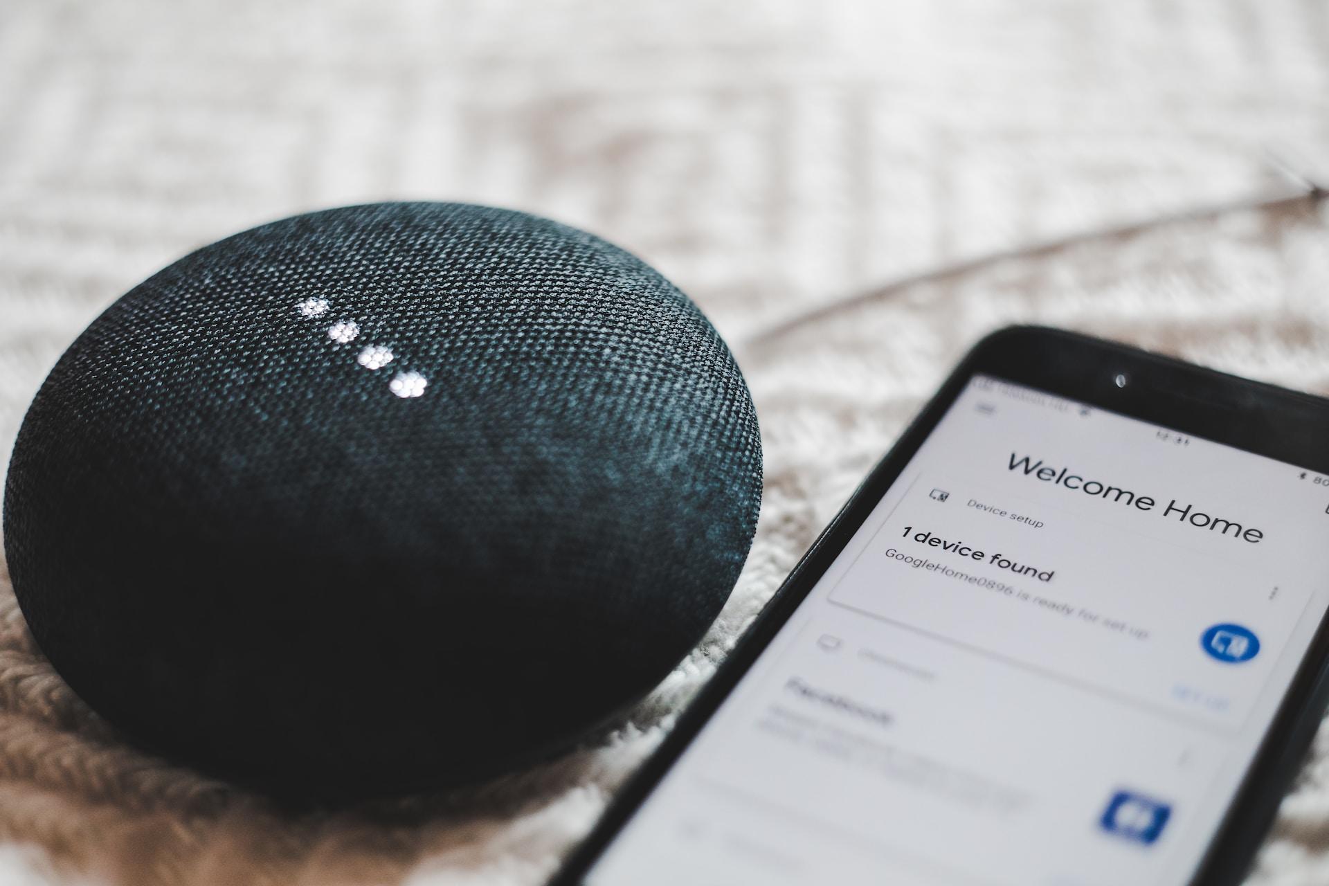 Eingeschaltetes Smart Device neben Handy.