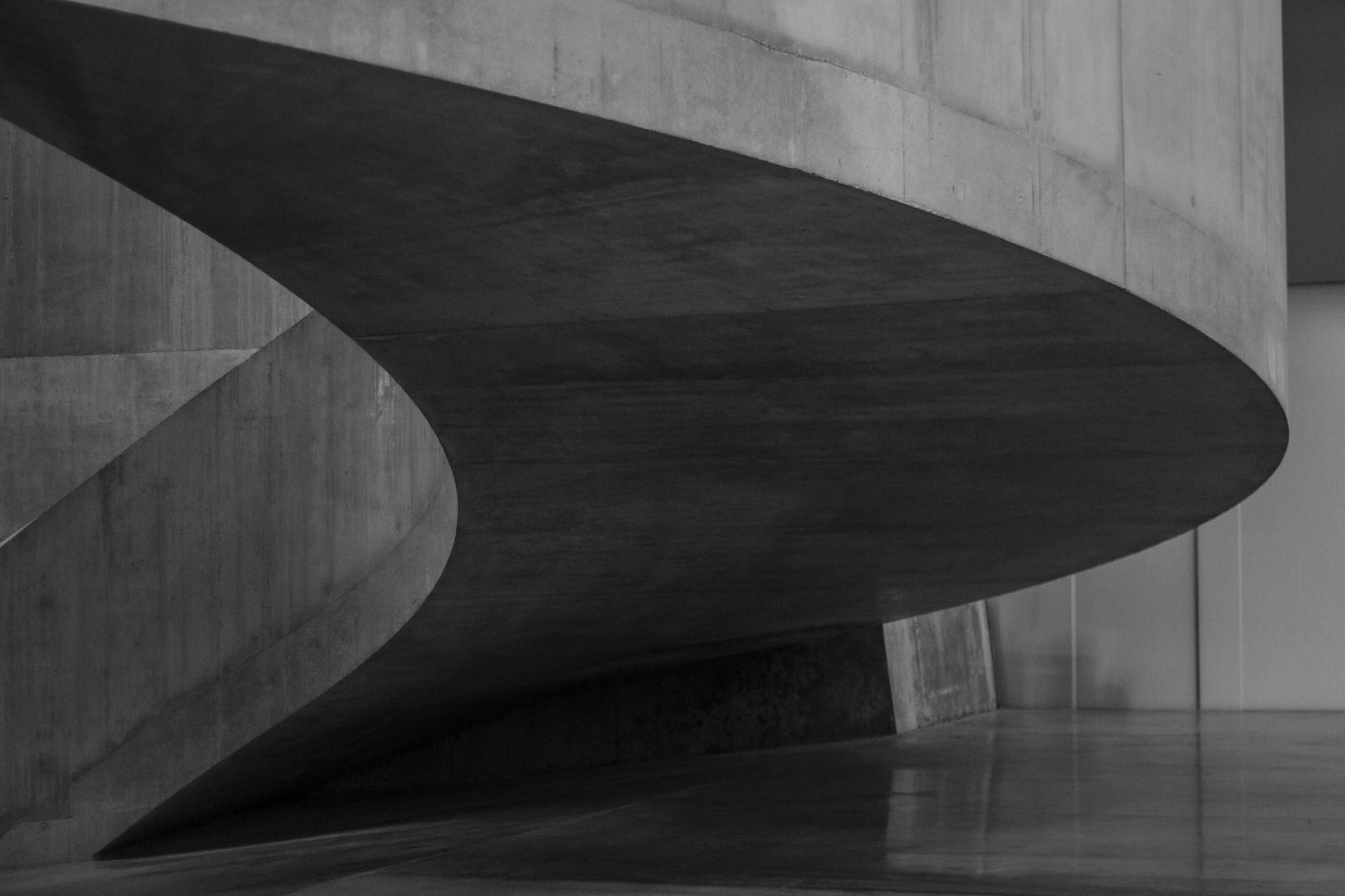 Treppe aus Beton in grau.