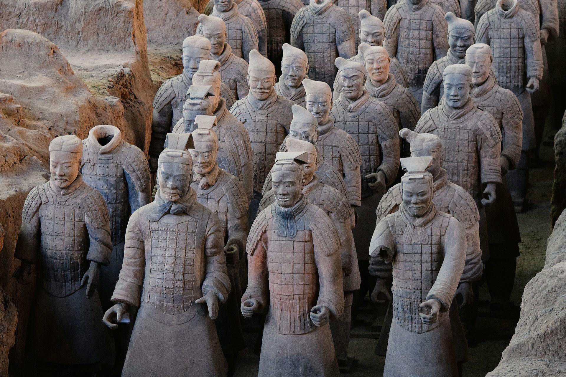 Viele asiatische Terrakotta-Giguren
