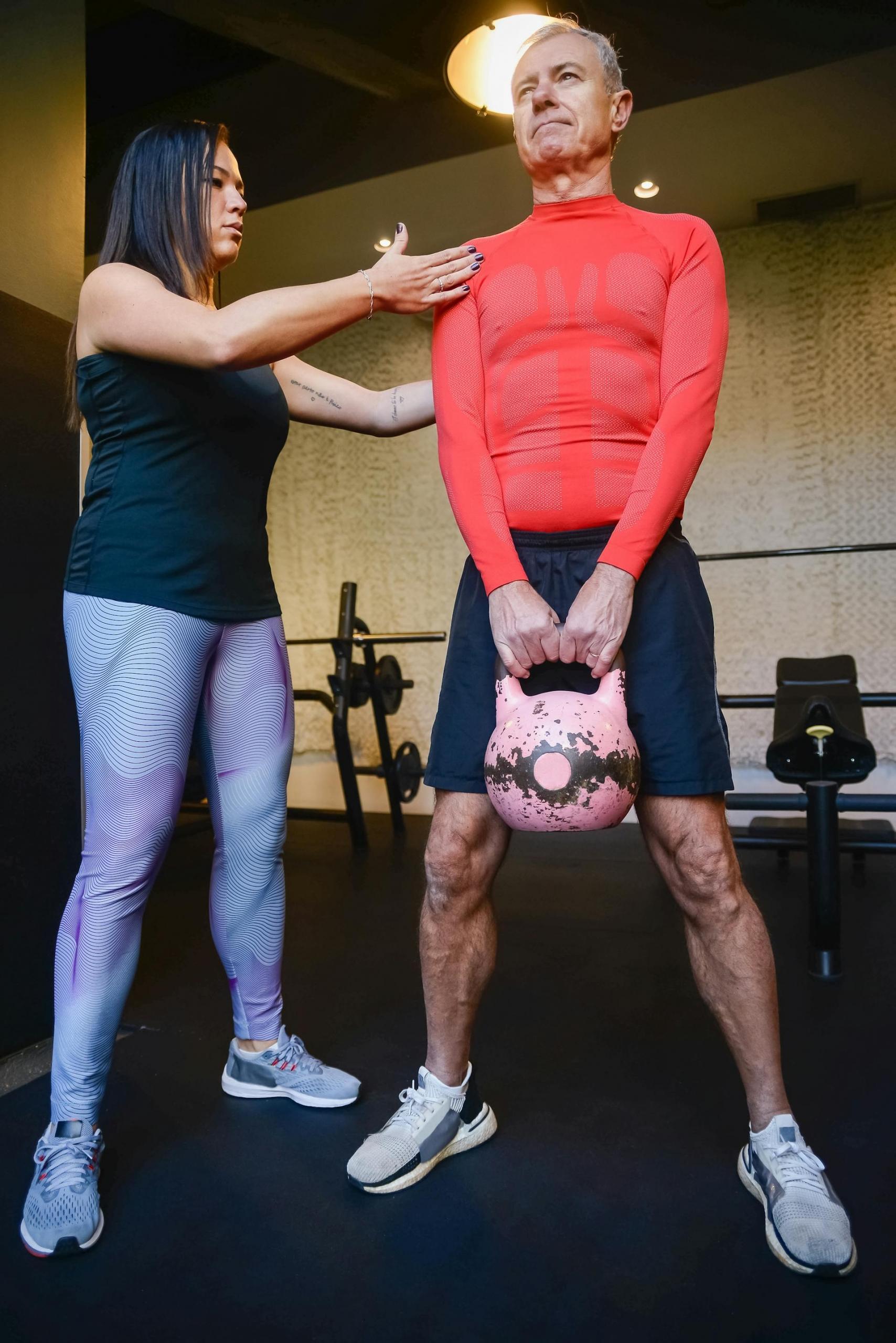 Älterer Mann beim Krafttraining für Muskelaufbau