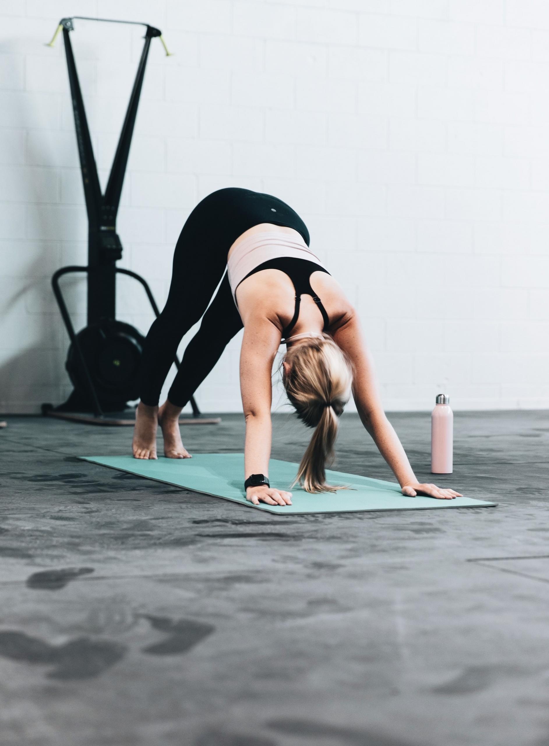 Eine Person in der Yoga Position Herabschauender Hund