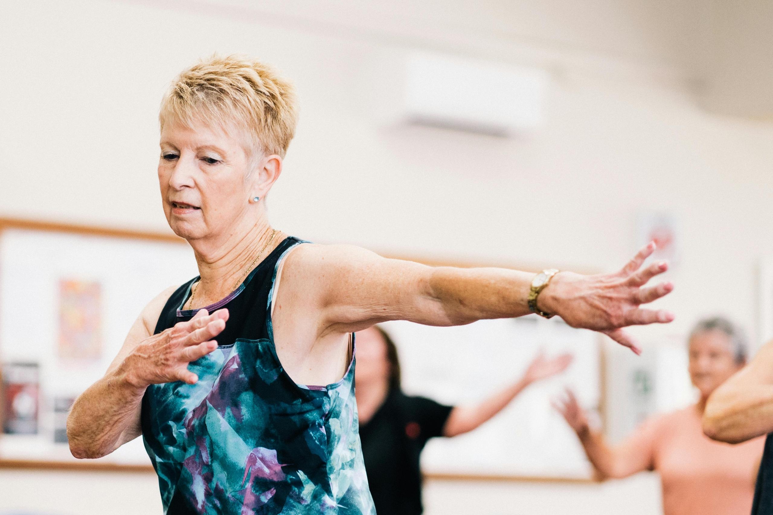 Seniorin betreibt Tanzen als Sport