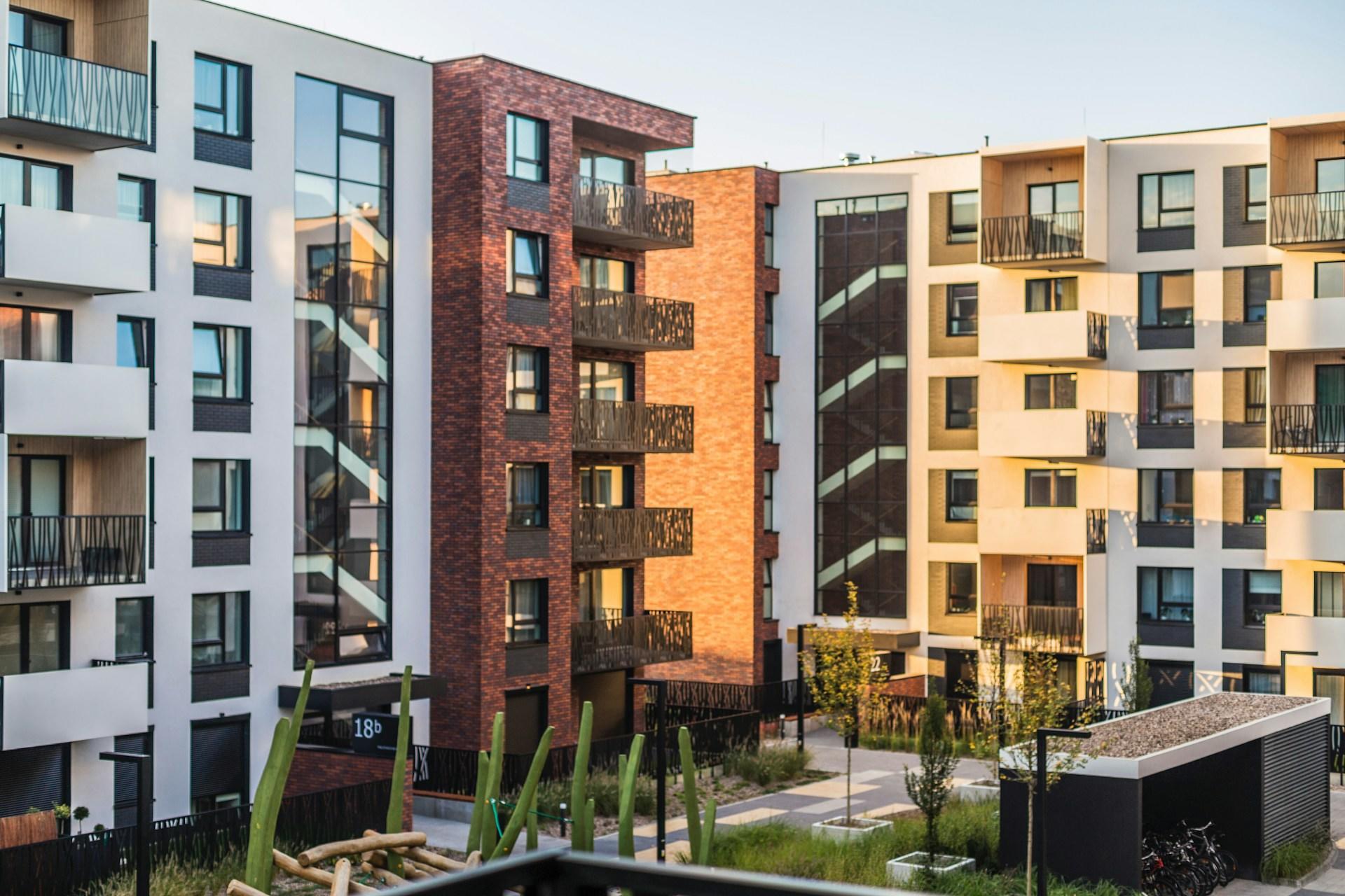 Apartment Komplex mit mehreren Häusern.